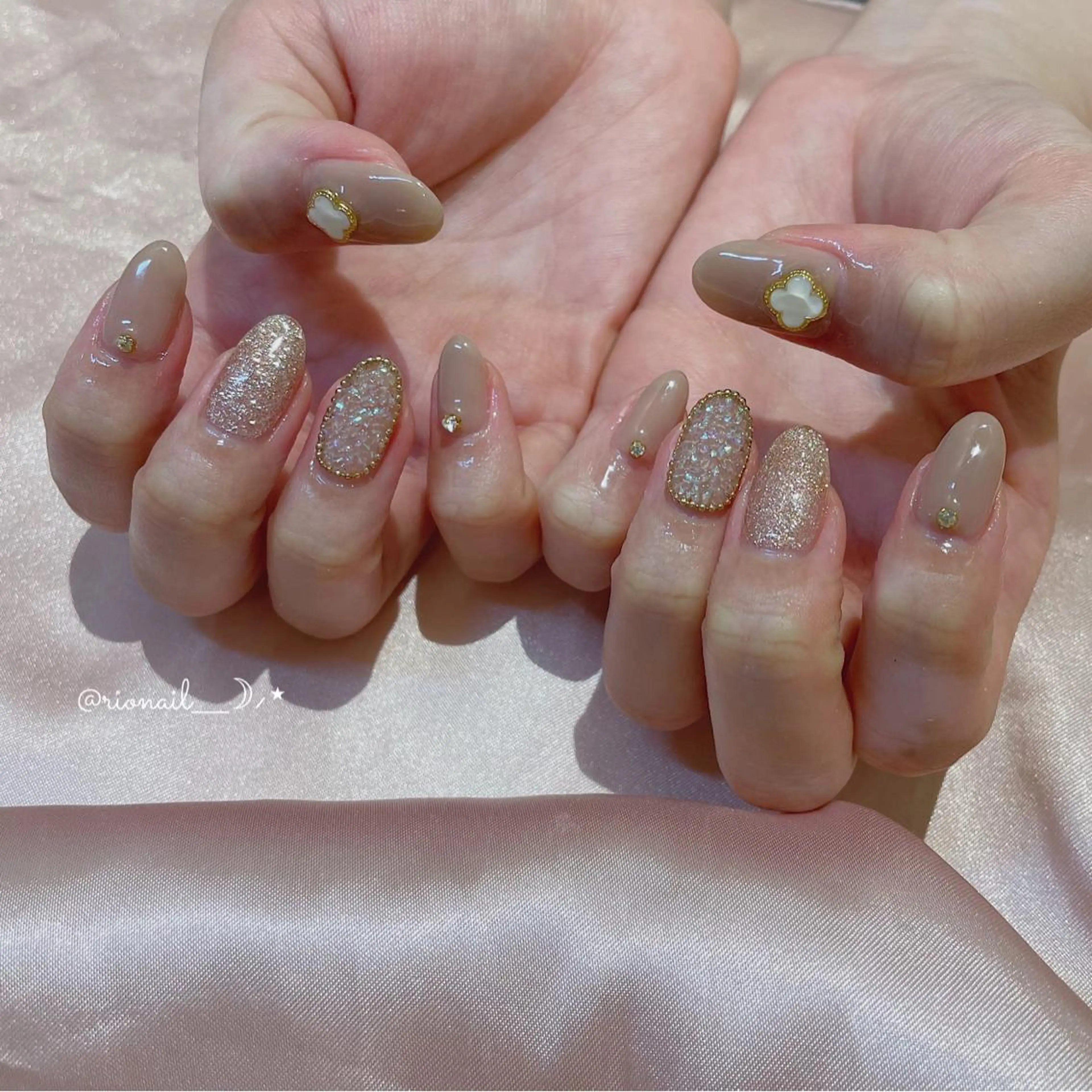 ネイル アートネイル ハンドネイル 𝘙𝘪𝘰𝘯𝘢 ...🕯🤍のネイルデザイン