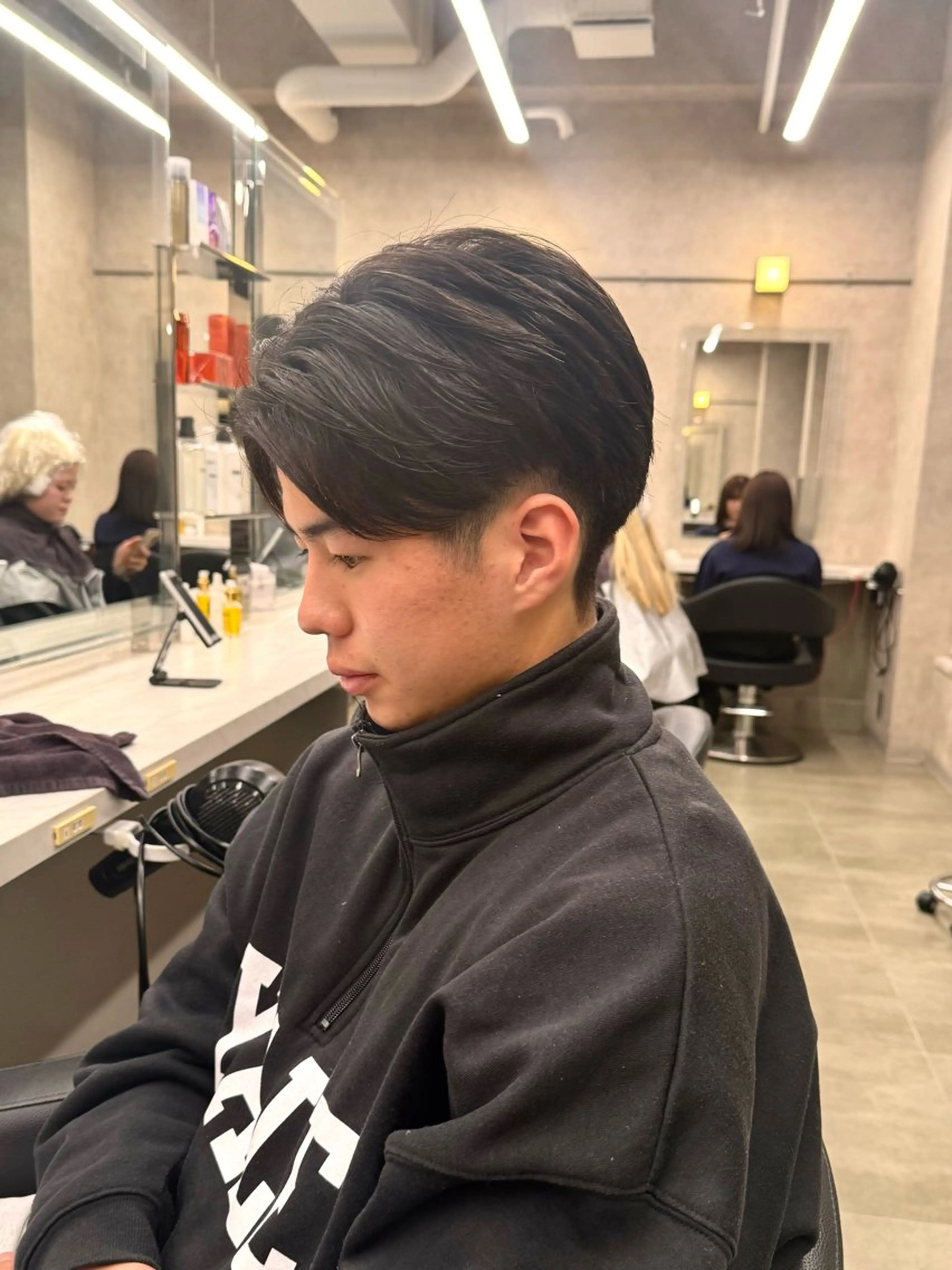 ミディアム パーマ ヘアアレンジ メンズ ミディアムパーマ カルマパーマ メンズパーマ カット パーマ トリートメント ヘッドスパ ヘアセット 顔まわりカット の達人のヘアスタイル