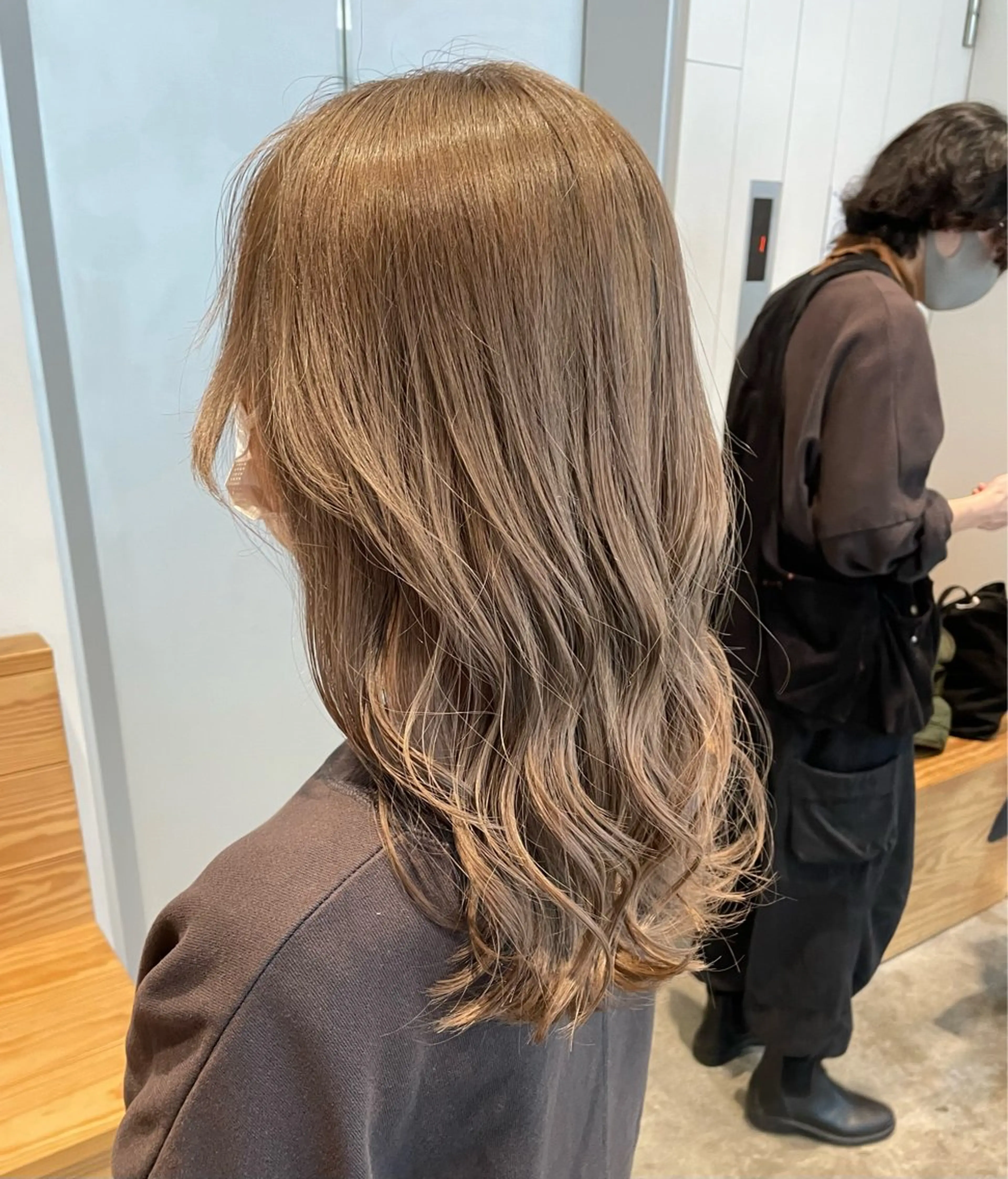 ミディアム カラー ベージュカラー ブリーチ ミルクティーベージュ カット ヘアカラー トリートメント Kouta/似合わせ /パーマ/カラーのヘアスタイル