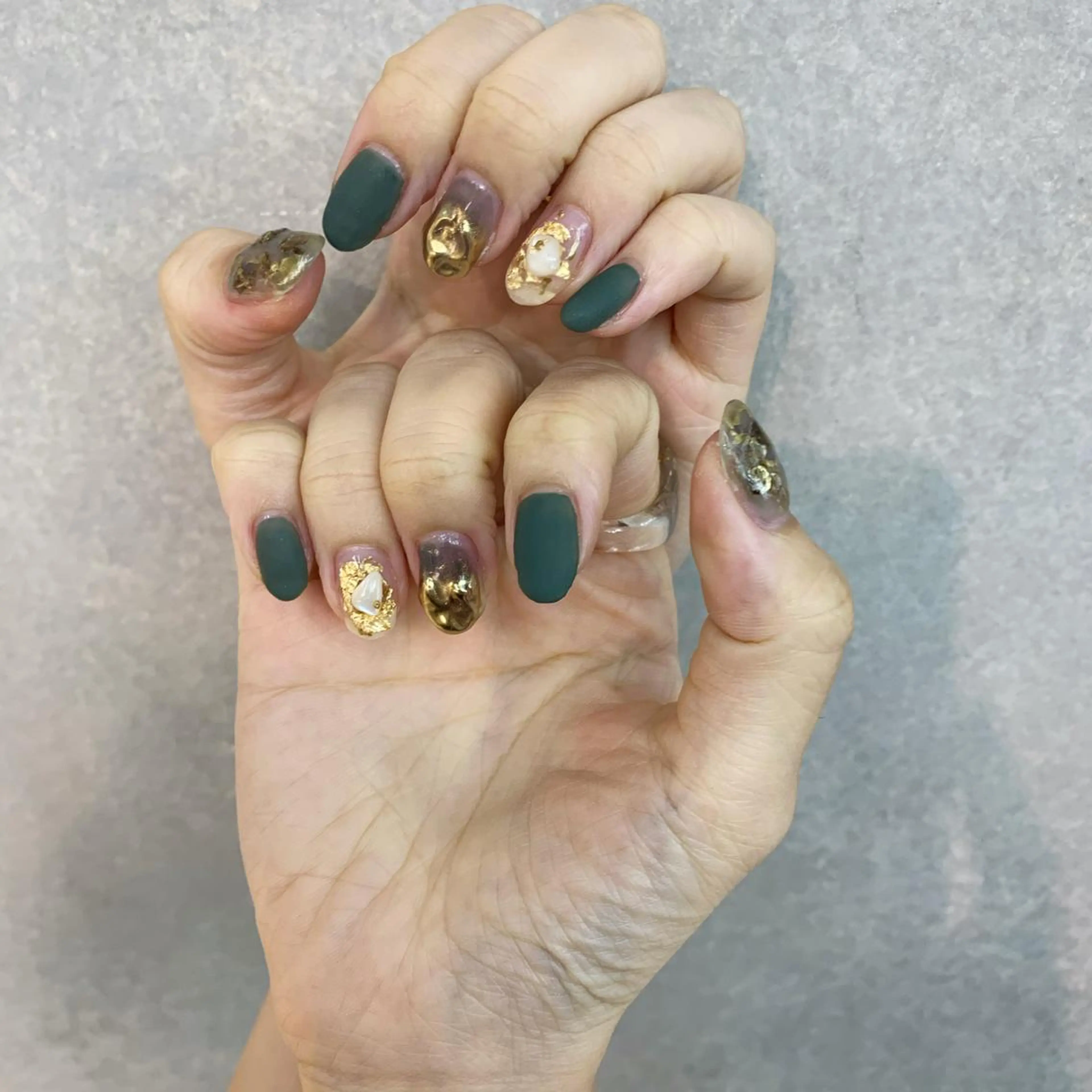 ネイル ゴールド グリーン マットネイル ニュアンスネイル ハンドネイル Kureha/ネイル トレンドヘアのヘアスタイル