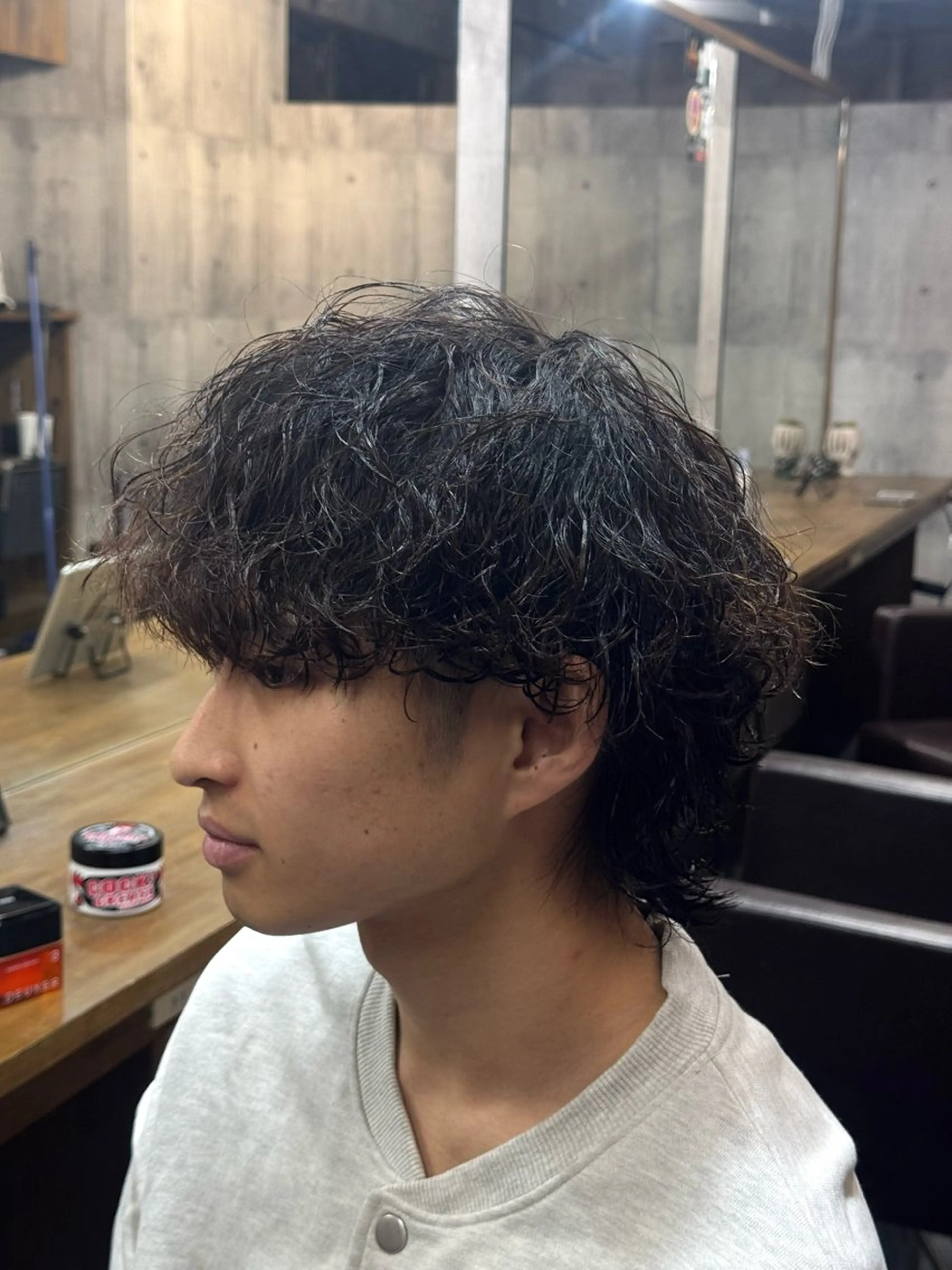 パーマ メンズ 波巻きパーマ メンズウルフカット ウルフカット 心斎橋ハイトーン特化 midori🍀のヘアスタイル