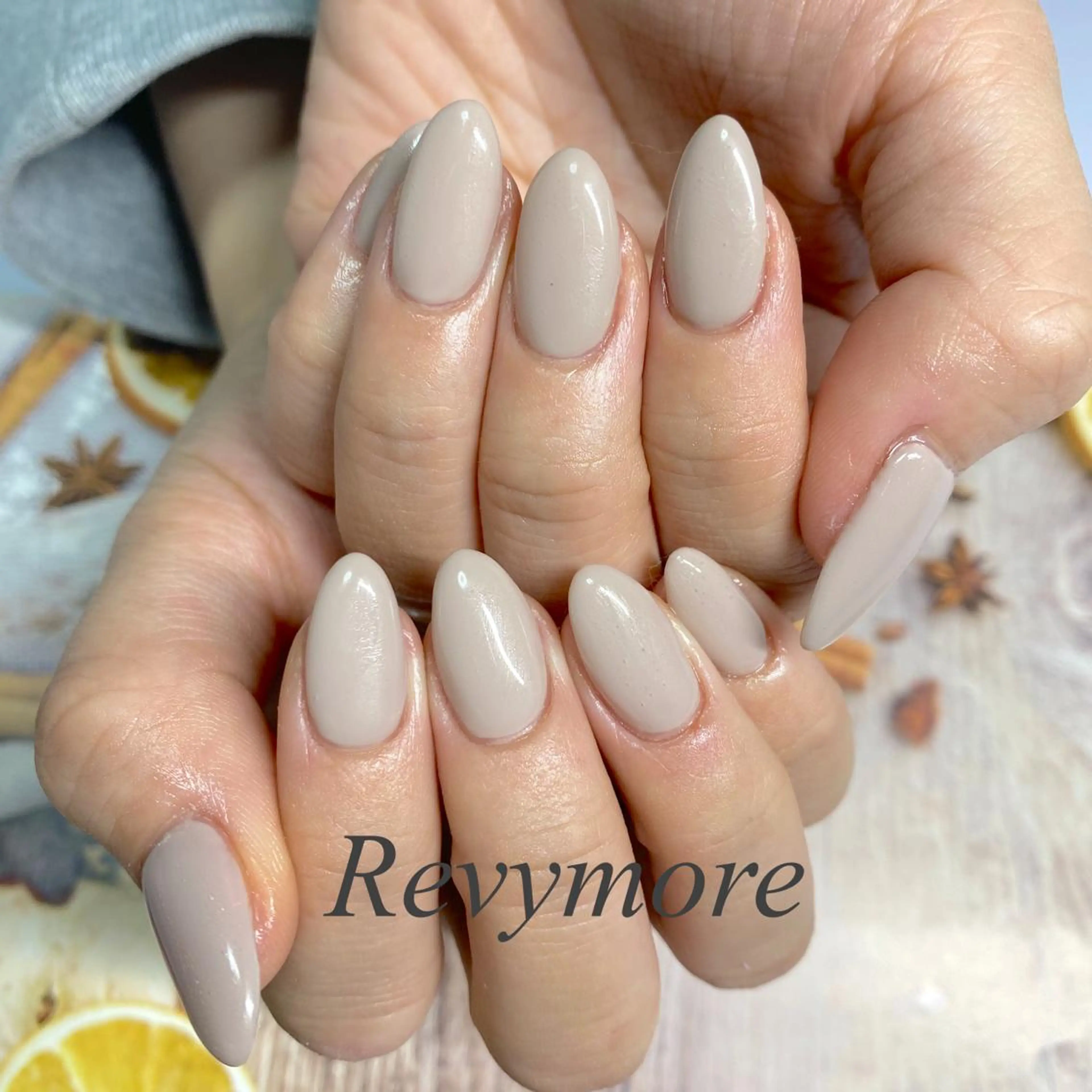 ミディアム ネイル ジェルネイル ニュアンスネイル オフィスネイル ワンカラーネイル シンプルネイル nail salon Revymore所属・nail salon Revymoreのネイルデザイン