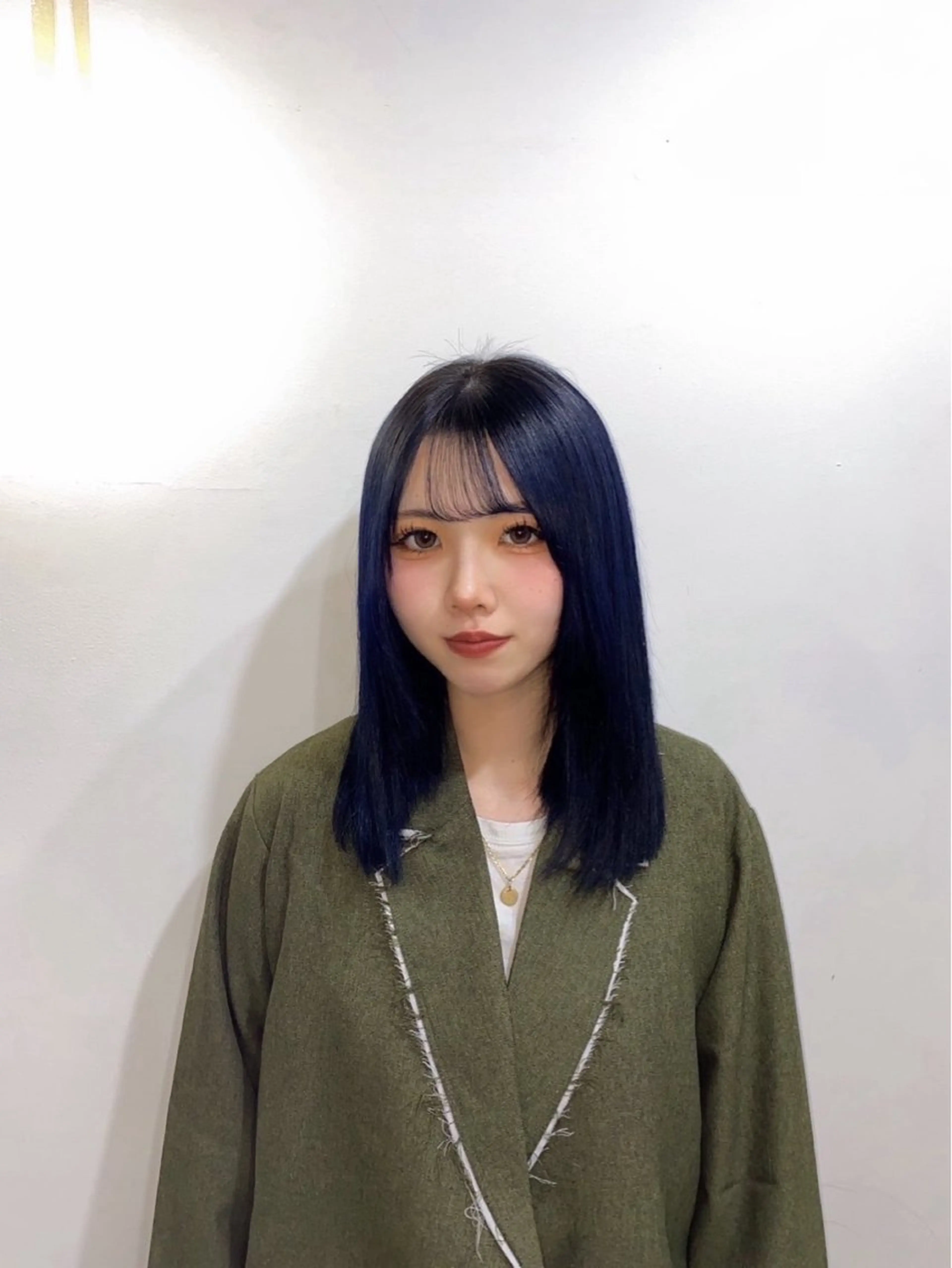 ミディアム カラー ブリーチ ネイビーカラー シルバー ハナダ メイのヘアスタイル