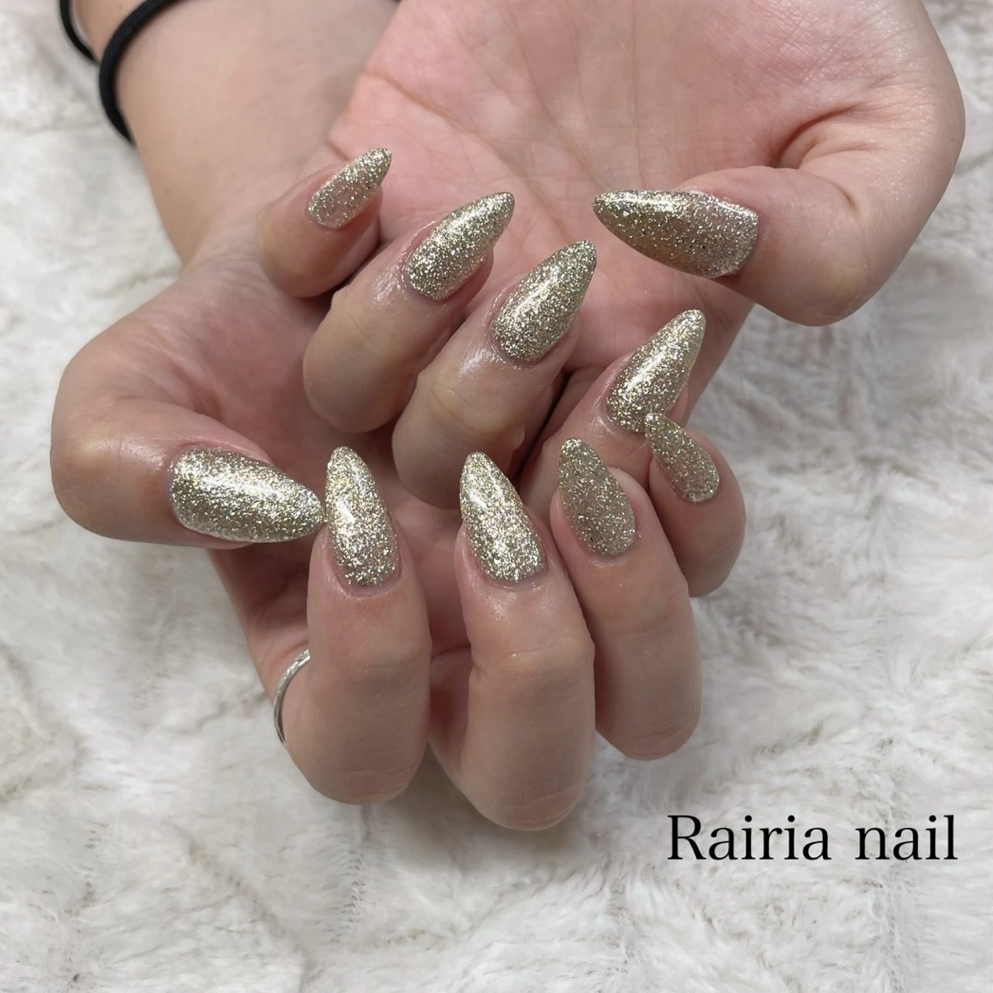 ネイル ジェルネイル ラメ(グリッター) ワンカラーネイル パラジェル Rairia MONEのネイルデザイン