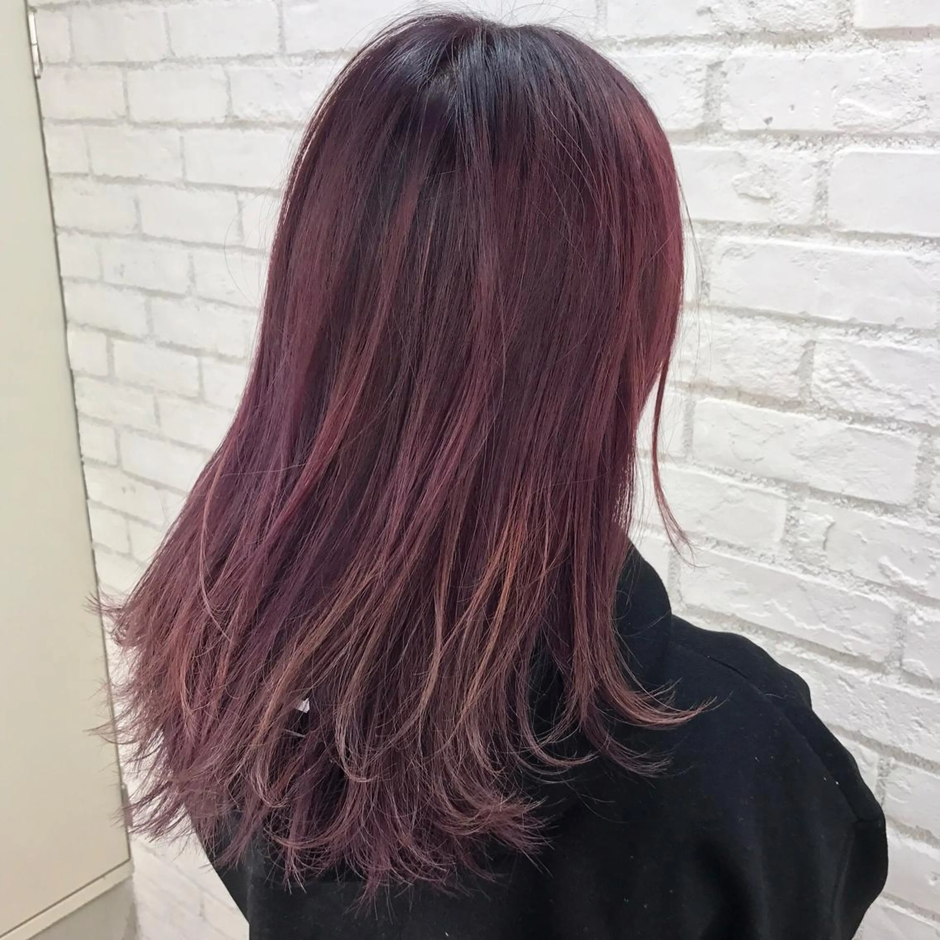 セミロング パープルカラー TOMOYAレイヤー ブリーチ縮毛矯正のヘアスタイル