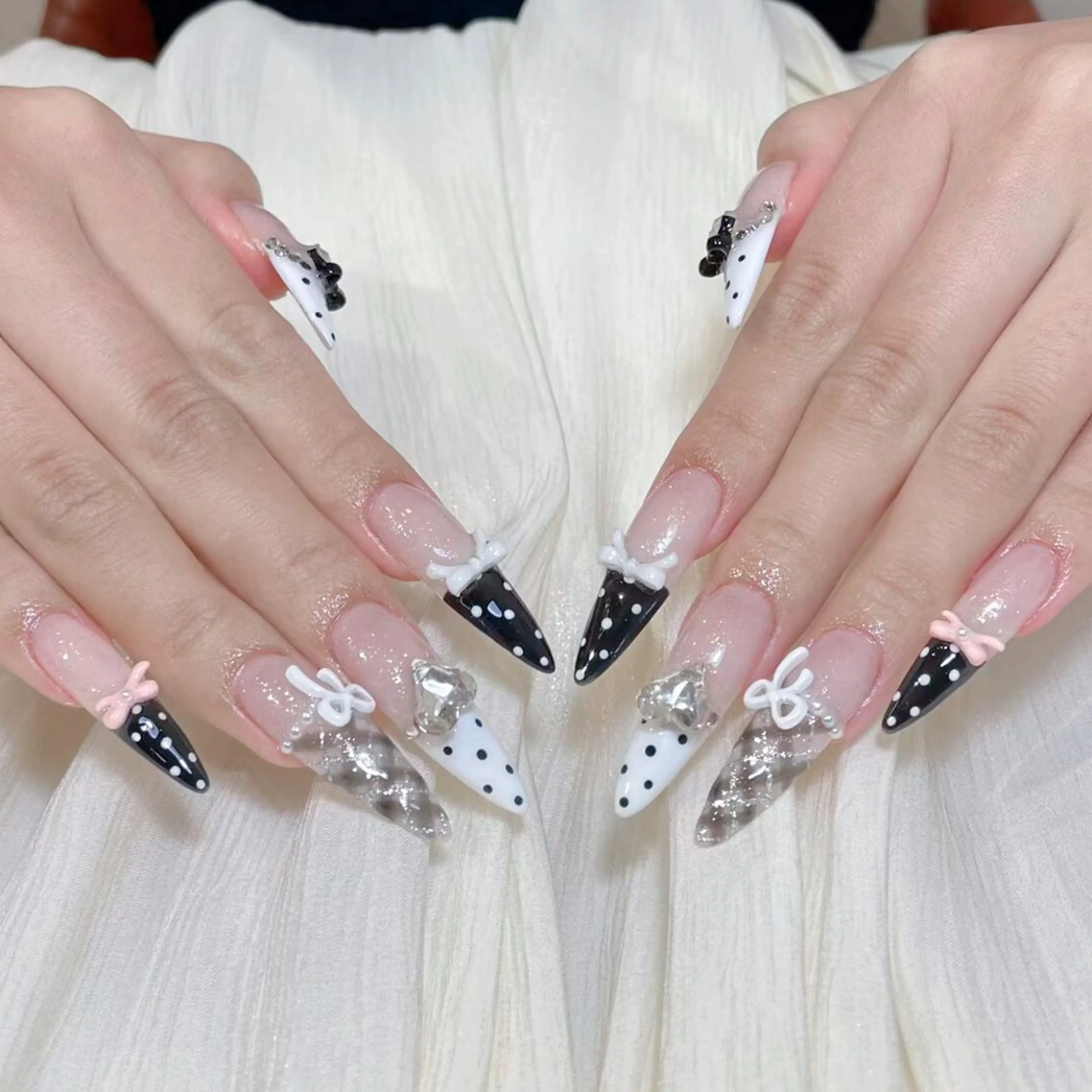 ネイル アートネイル オーロラネイル キラキラネイル 韓国ネイル マグネットネイル ハンドネイル ハンドケア Plenty 💞のネイルデザイン