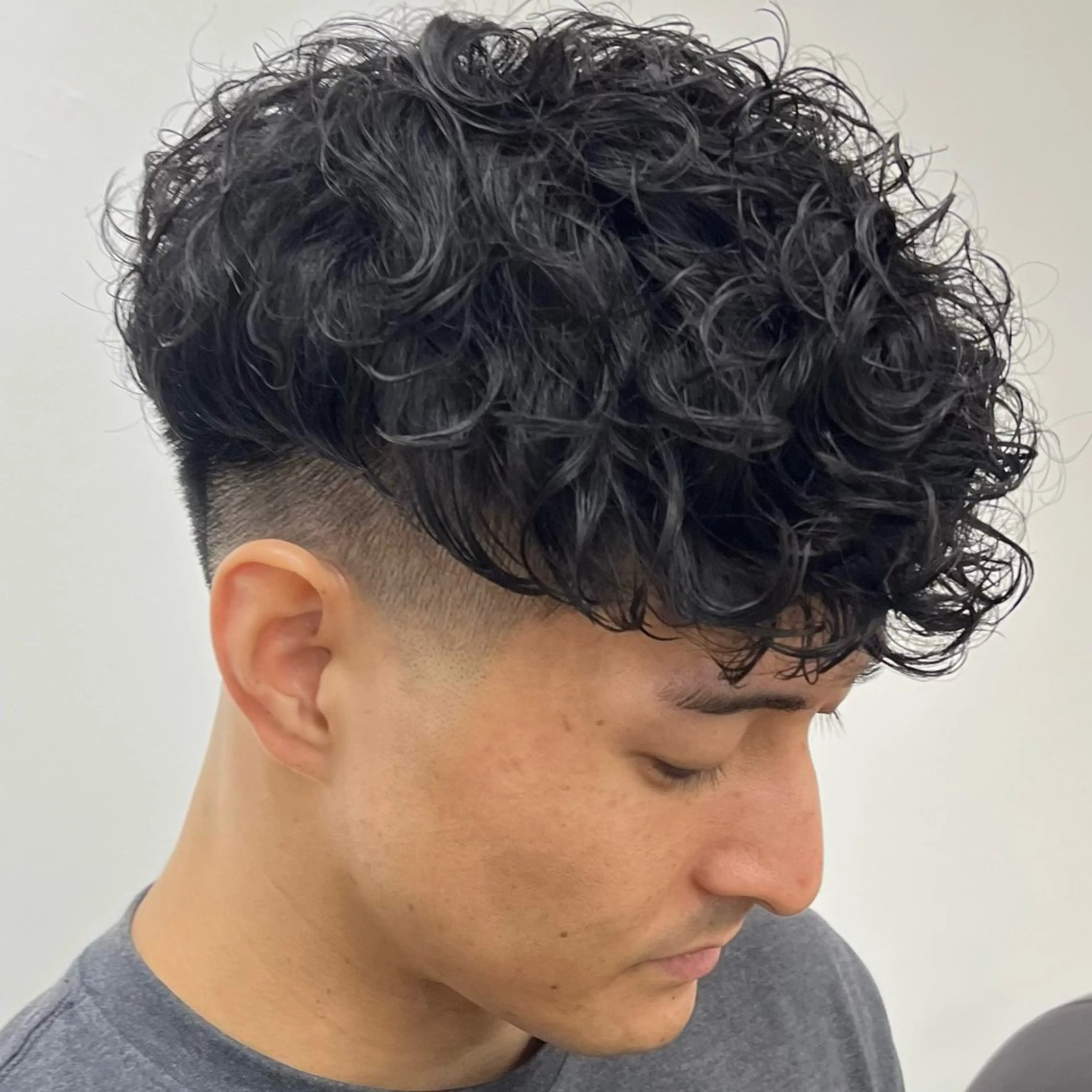 ショート パーマ メンズ フェードカット メンズパーマ スキンフェード スペインカール ツイストスパイラルパーマ カット パーマ 立川/メンズパーマ 厚進太郎のヘアスタイル