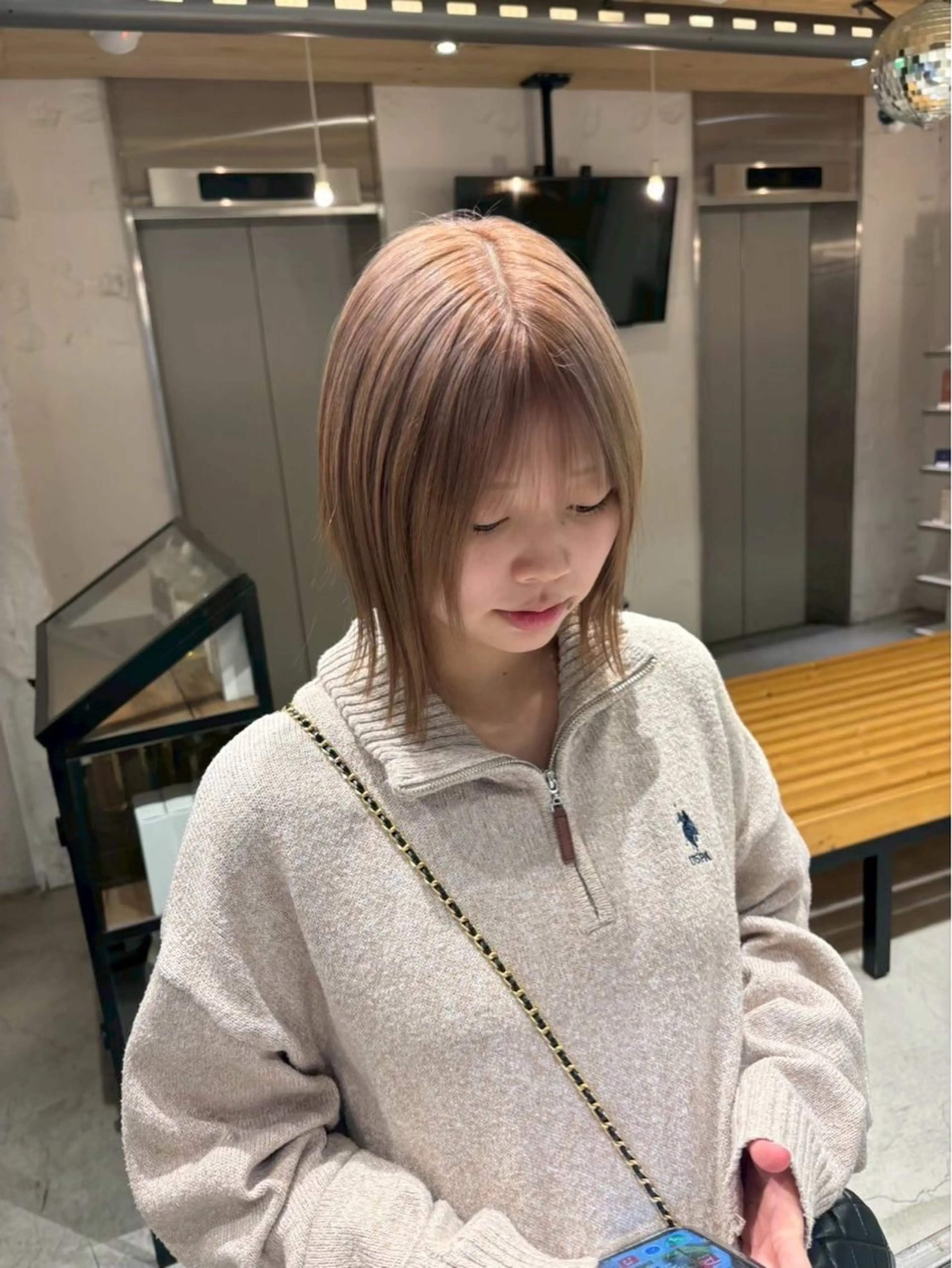 ショート カラー アディクシーカラー ベージュカラー ブリーチ ケアブリーチ 透明感カラー カット ヘアカラー トリートメント Ravens 髪質改善のヘアスタイル