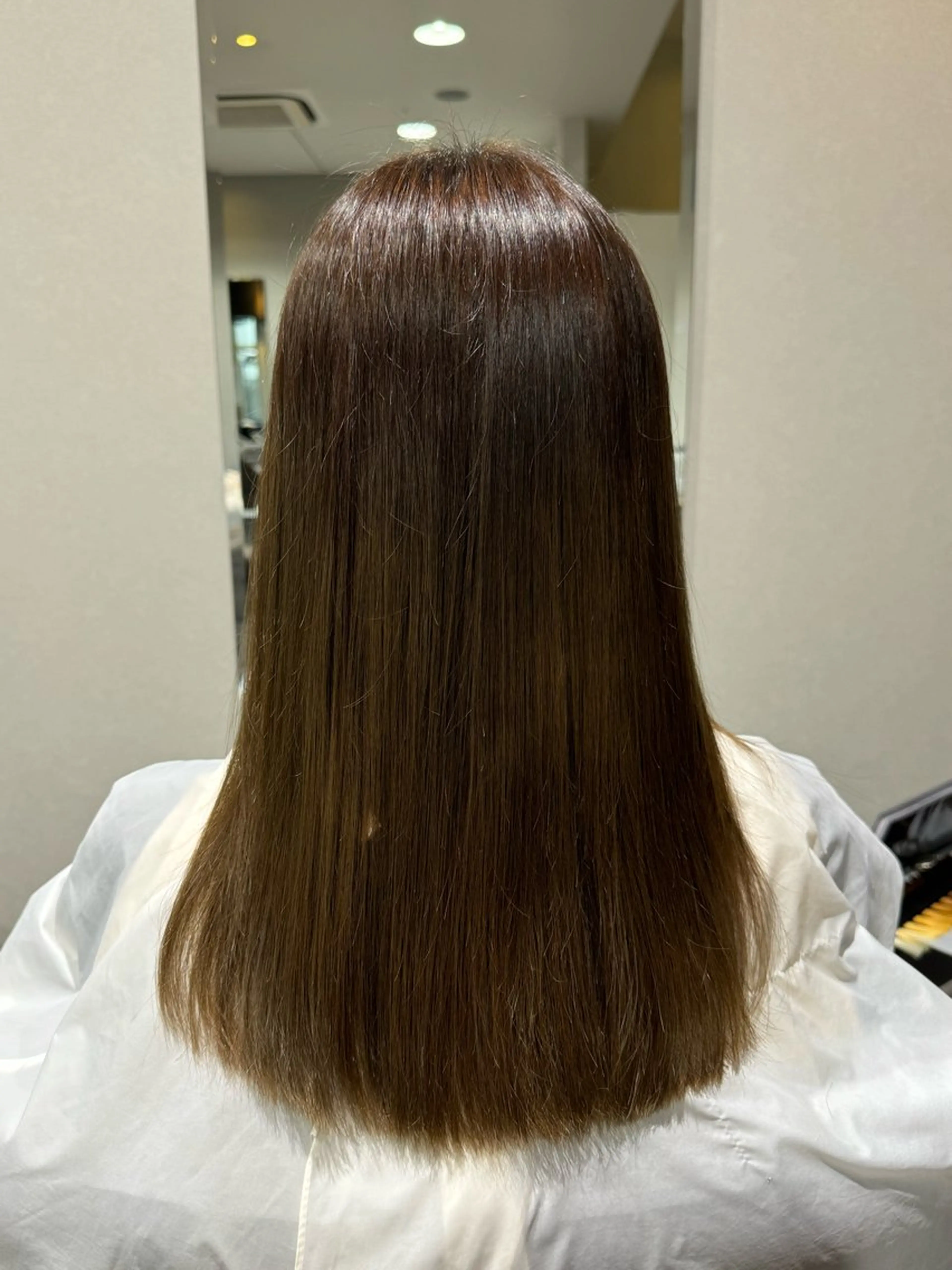 セミロング カラー 岡村 真琴のヘアスタイル