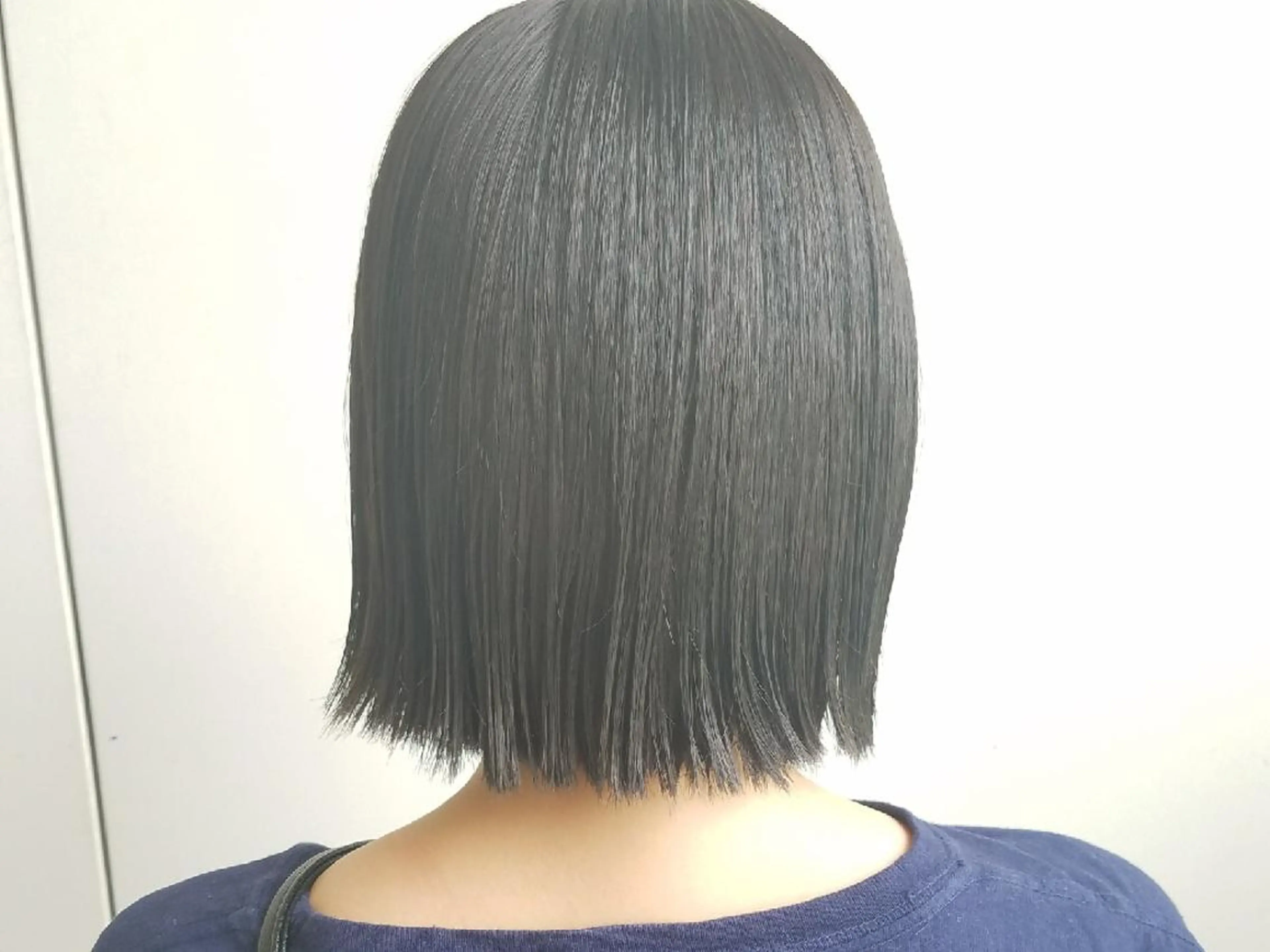 カラー ショート 切りっぱなしボブ 黒髪 ブルーカラー ブルーブラック ボブ iplus まつげ、眉毛、耳つぼのマツエク・マツパデザイン