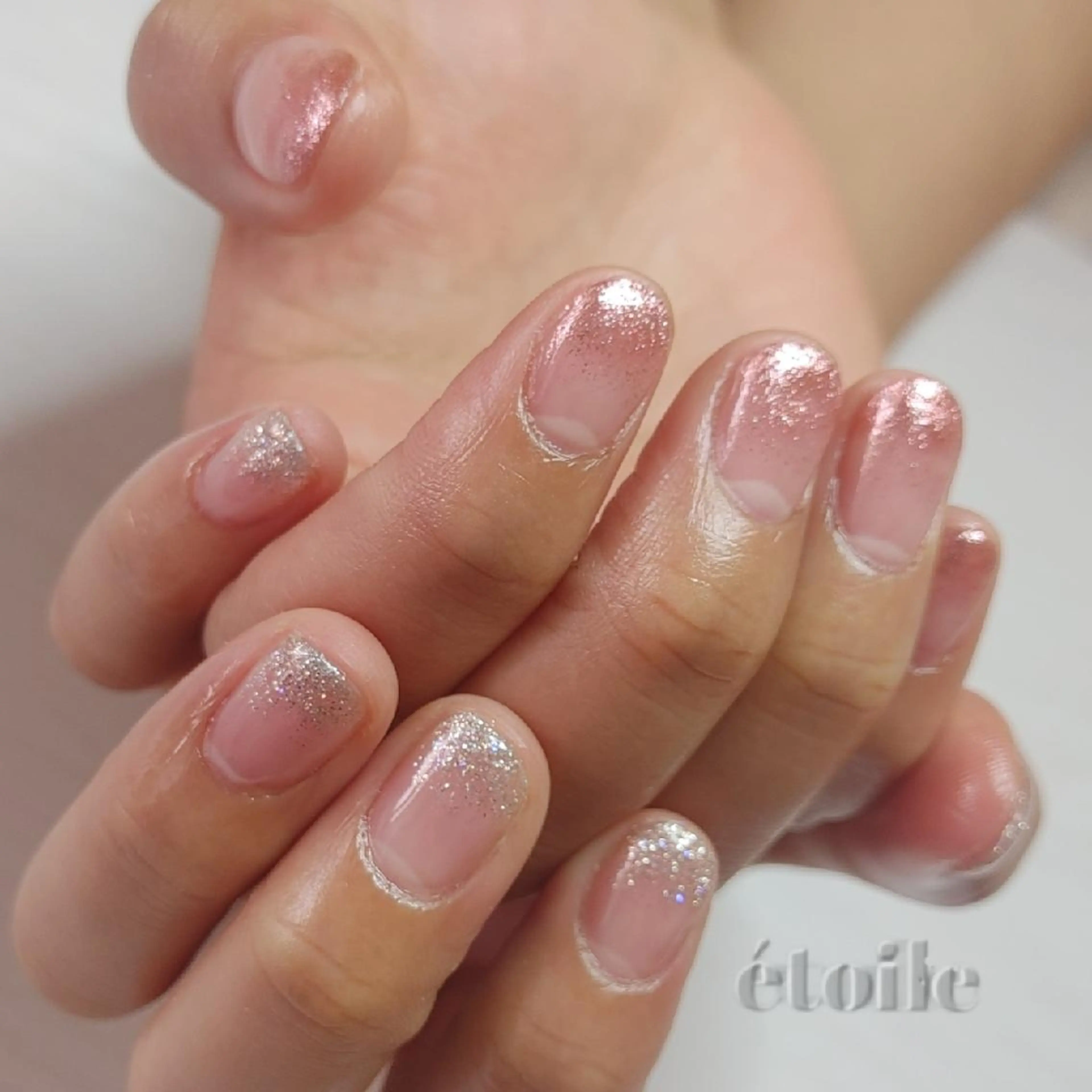 ネイル グラデーション ラメ(グリッター) ラメグラデーション ピンク シルバー ハンドネイル ハンドケア étoile(エトワール)所属・山田 可愛のネイルデザイン