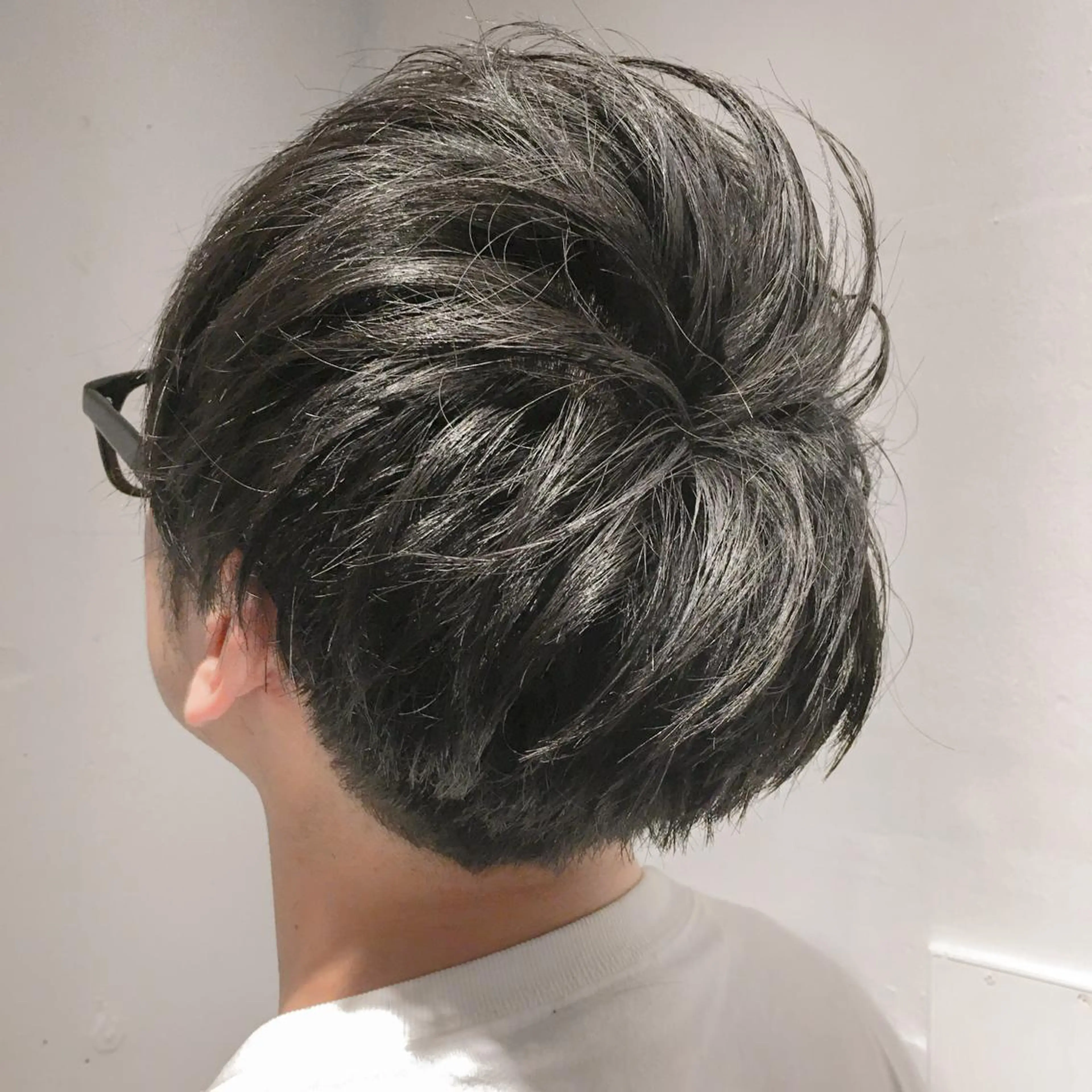 ショート カラー メンズ マッシュ 刈り上げ レイヤーカット トミタ アツシのヘアスタイル