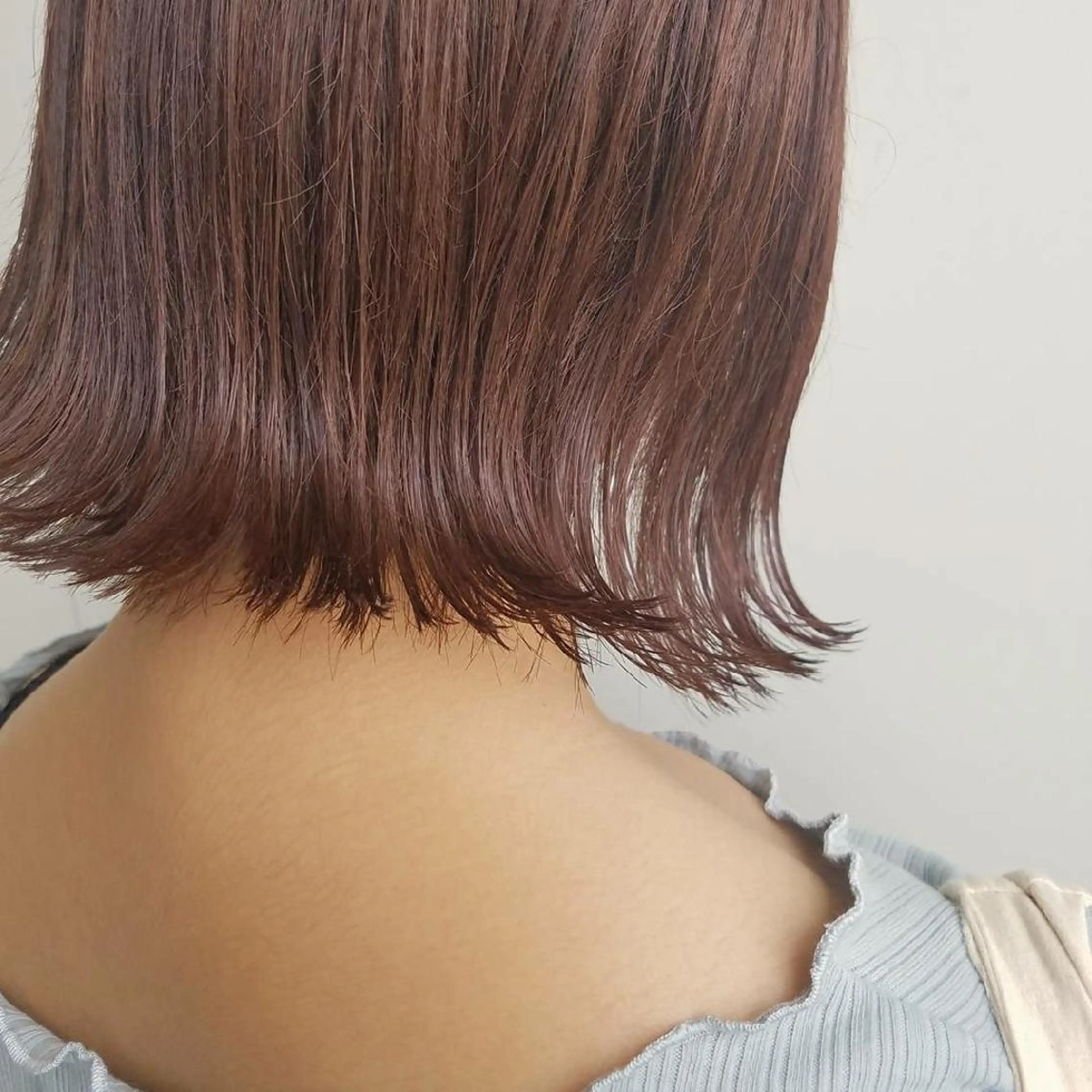 ショート カラー ボブ 外ハネヘア iplus まつげ、眉毛、耳つぼのマツエク・マツパデザイン