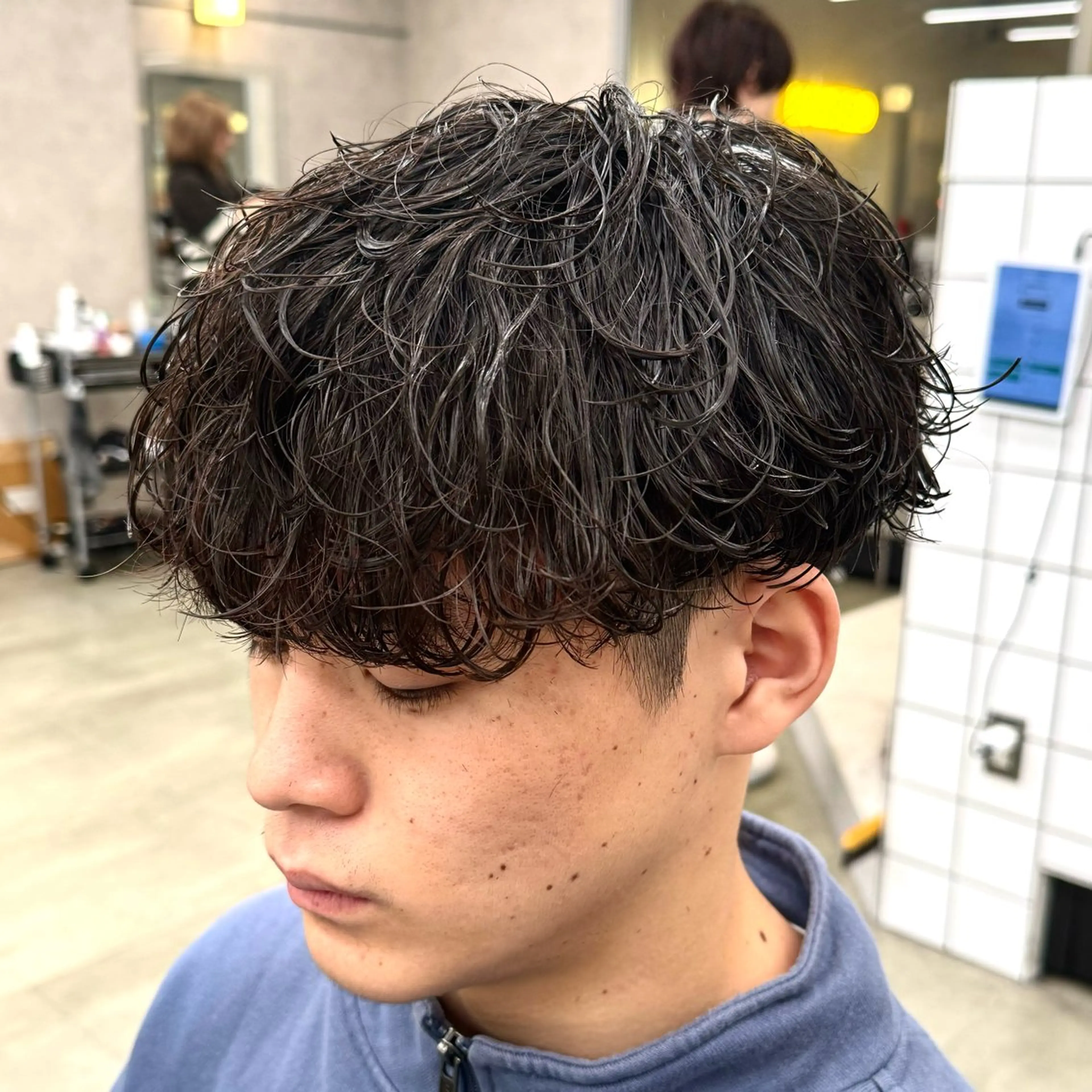 ショート パーマ ヘアアレンジ メンズ メンズパーマ 波巻きパーマ 顔まわりカット の達人のヘアスタイル
