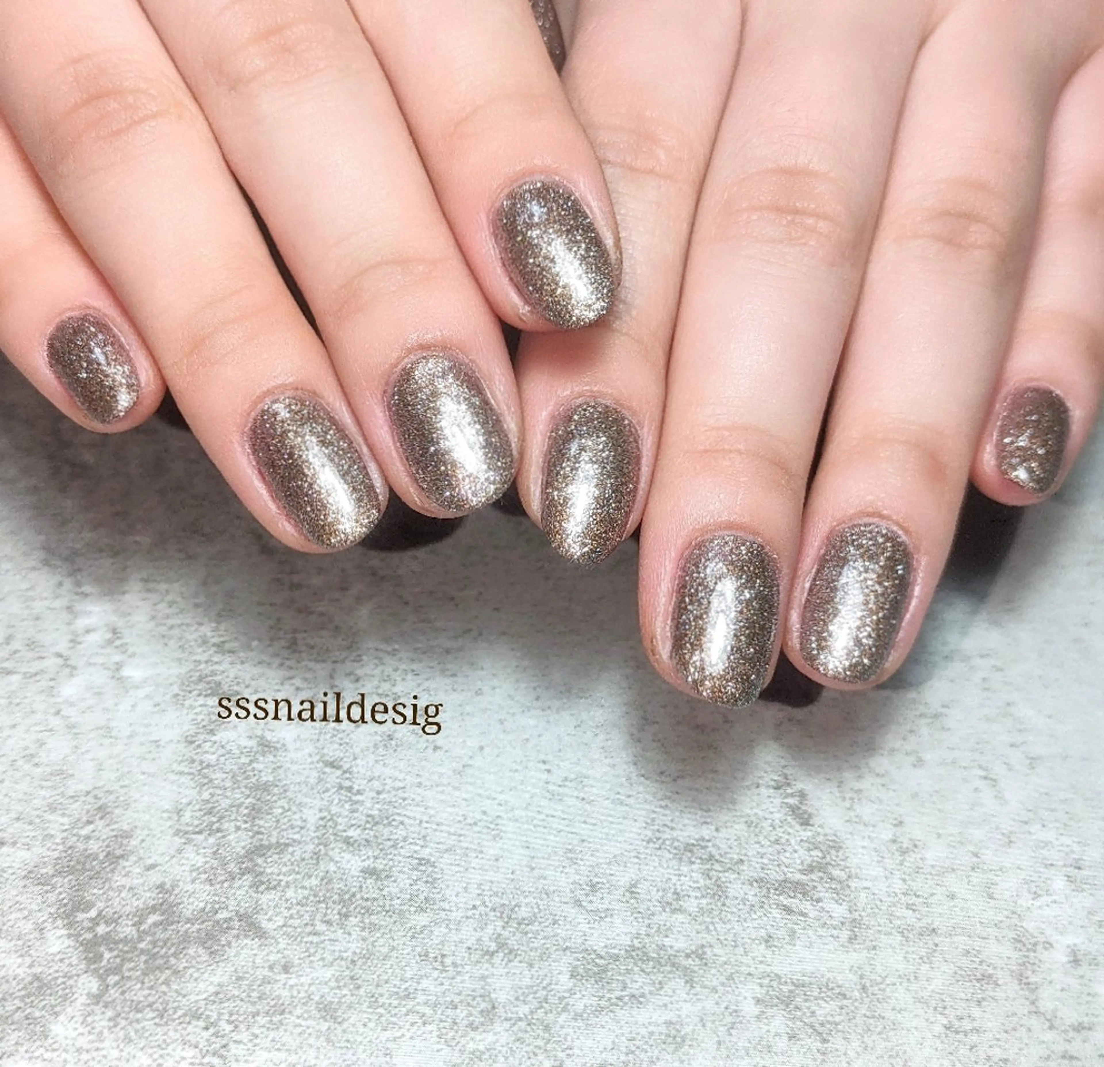 ネイル ブラウン ラメ(グリッター) ハンドネイル 塩見 聖子のネイルデザイン