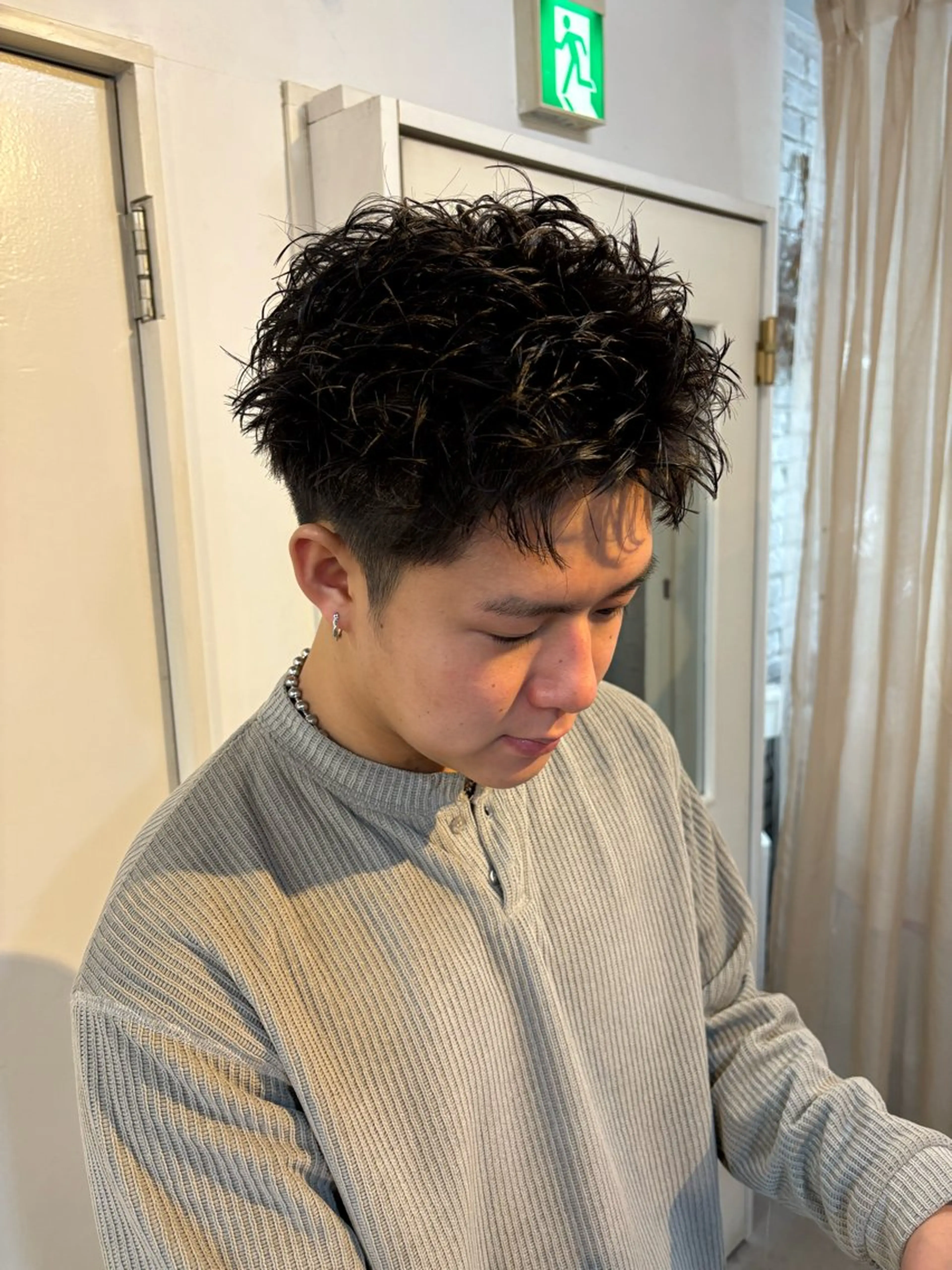 ショート パーマ メンズ メンズブリーチ フェザーパーマ メンズハイライト メンズインナーカラー メンズパーマ カット パーマ トリートメント charme所属・💈メンズ特化 ✂︎伊藤大輝💈のヘアスタイル