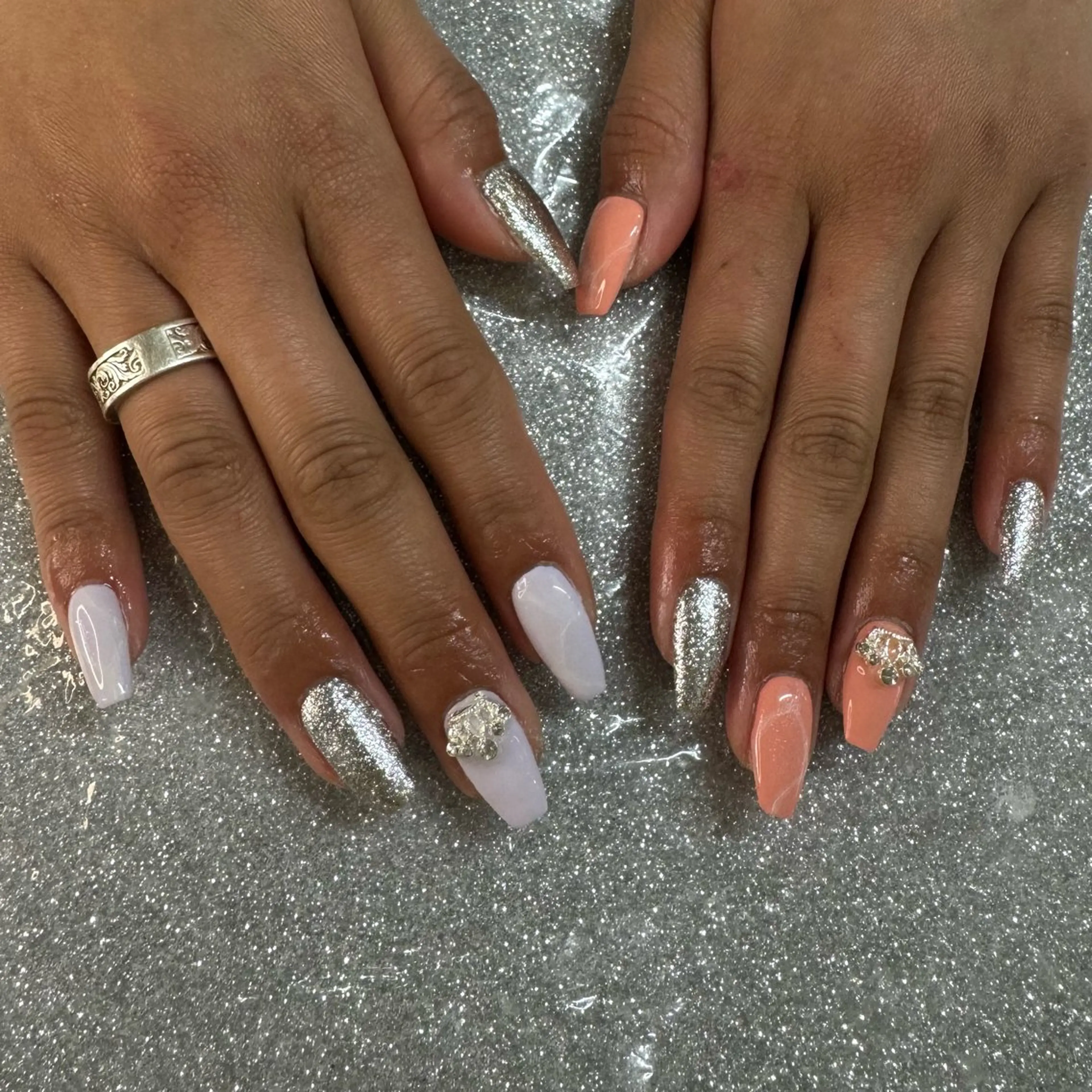 ネイル ハンドネイル VIERU 🌈🎀💖のネイルデザイン