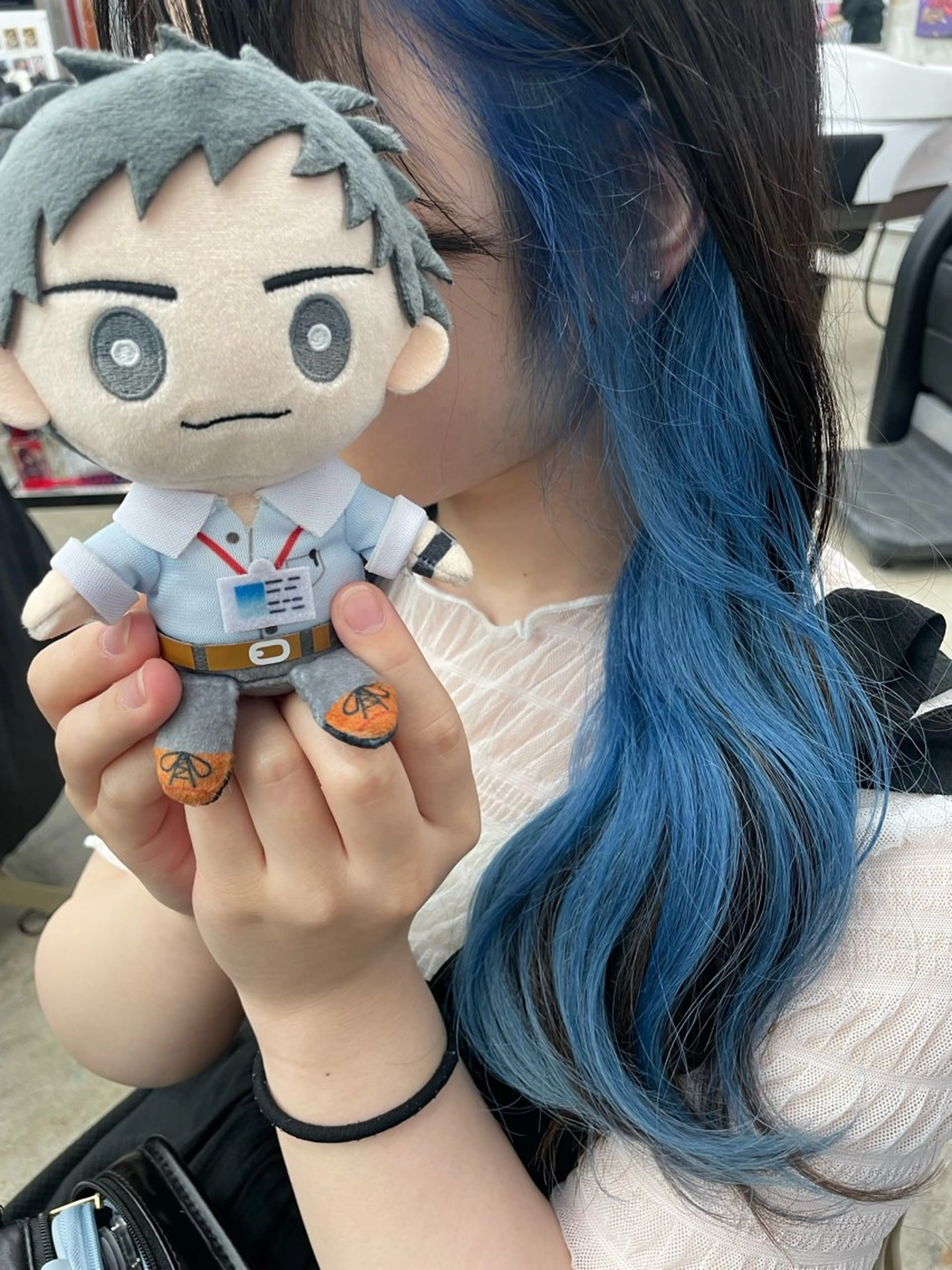 ミディアム カラー ブルーカラー イヤリングカラー インナーカラー ヘアカラー インナーカラー/推し ウルフ/アニメカラーのヘアスタイル