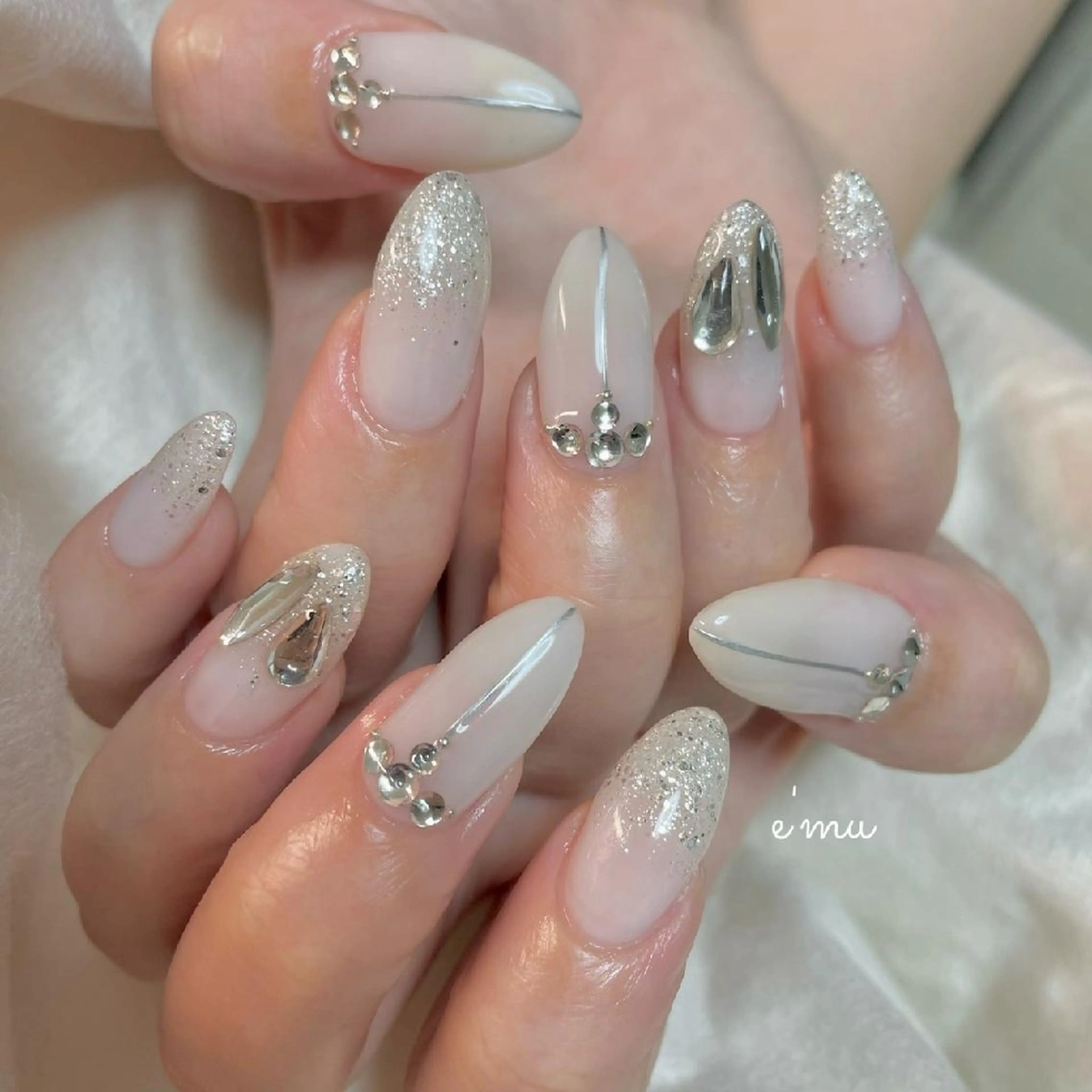 ネイル キラキラネイル 韓国ネイル ホワイト nail salon e'mu💐のネイルデザイン