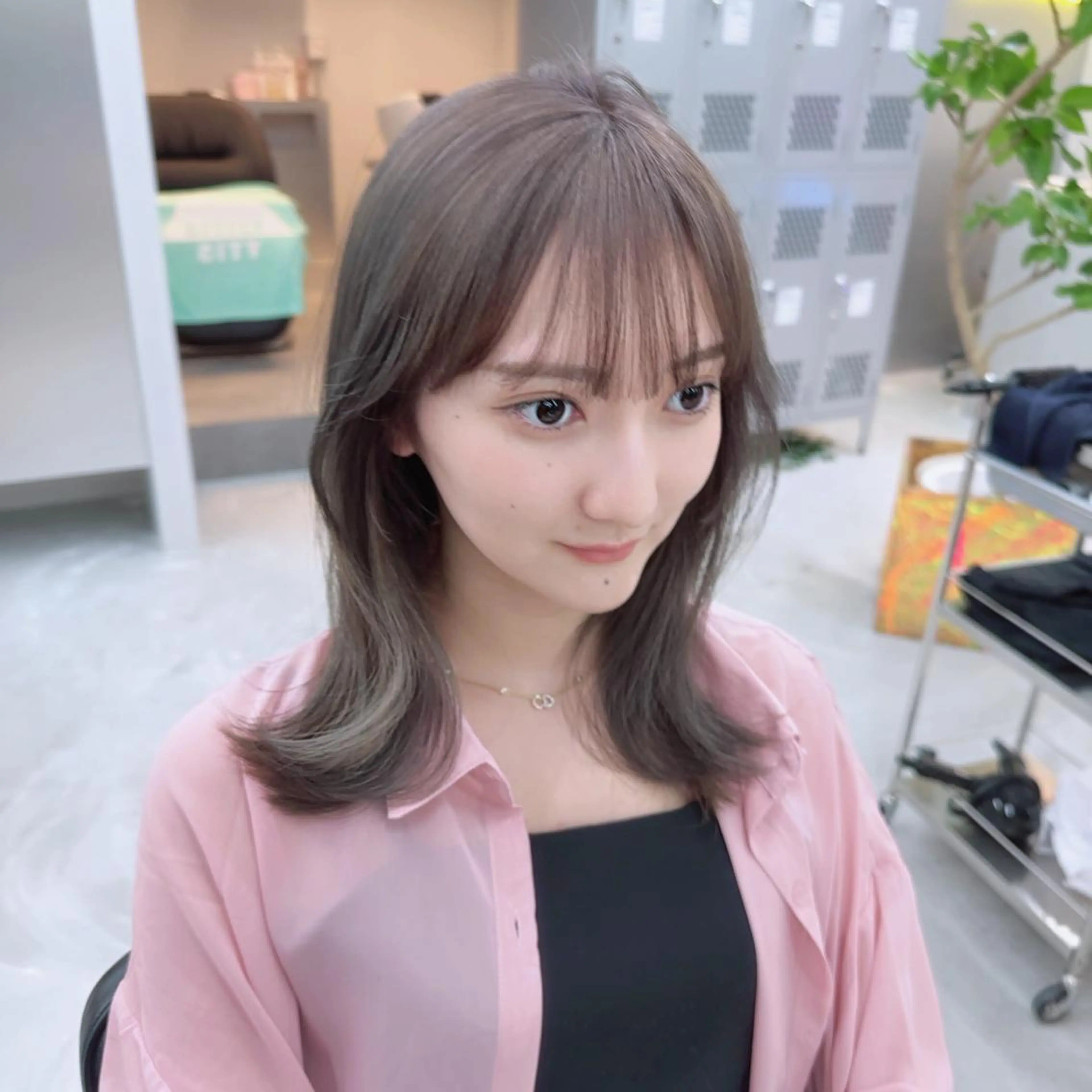 ミディアム カラー 岡野 静華のヘアスタイル