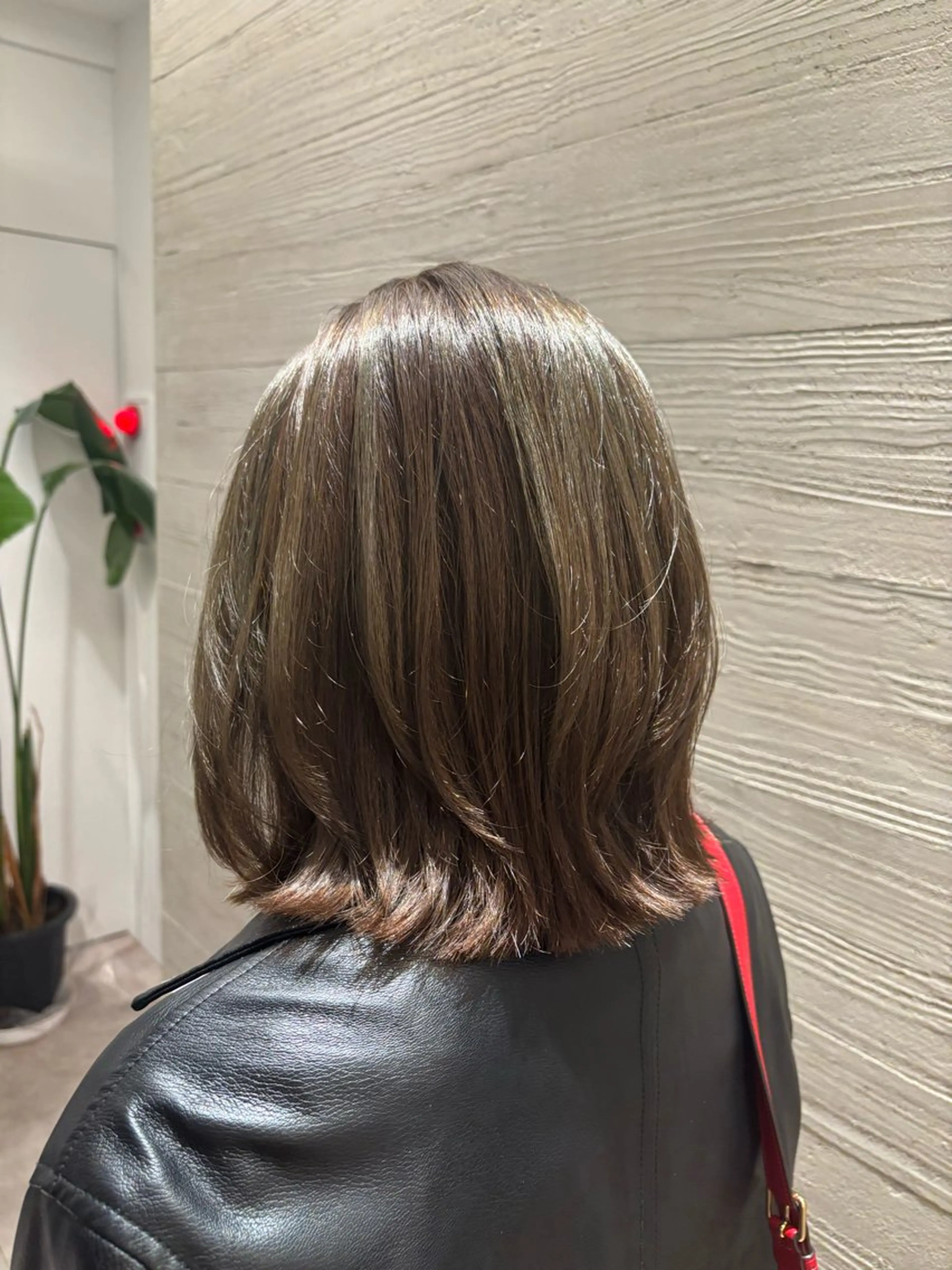 ミディアム ミディアムレイヤー レイヤーカット 外ハネヘア NEST by chord （ネストバイコード）所属・🤍関根 朋香🤍のヘアスタイル