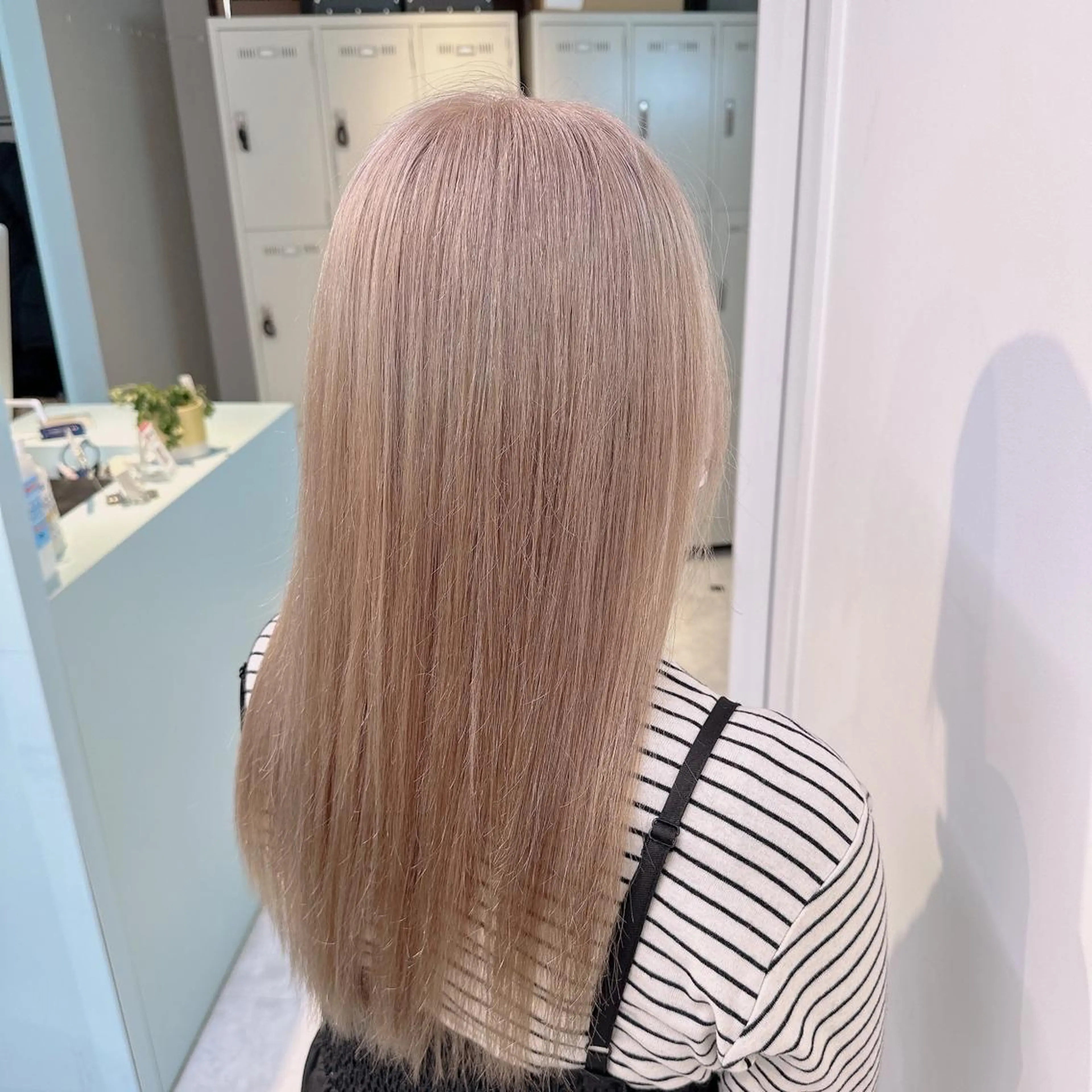 セミロング カラー 🪄池袋ハイトーン 🪄ブリーチカラーのヘアスタイル