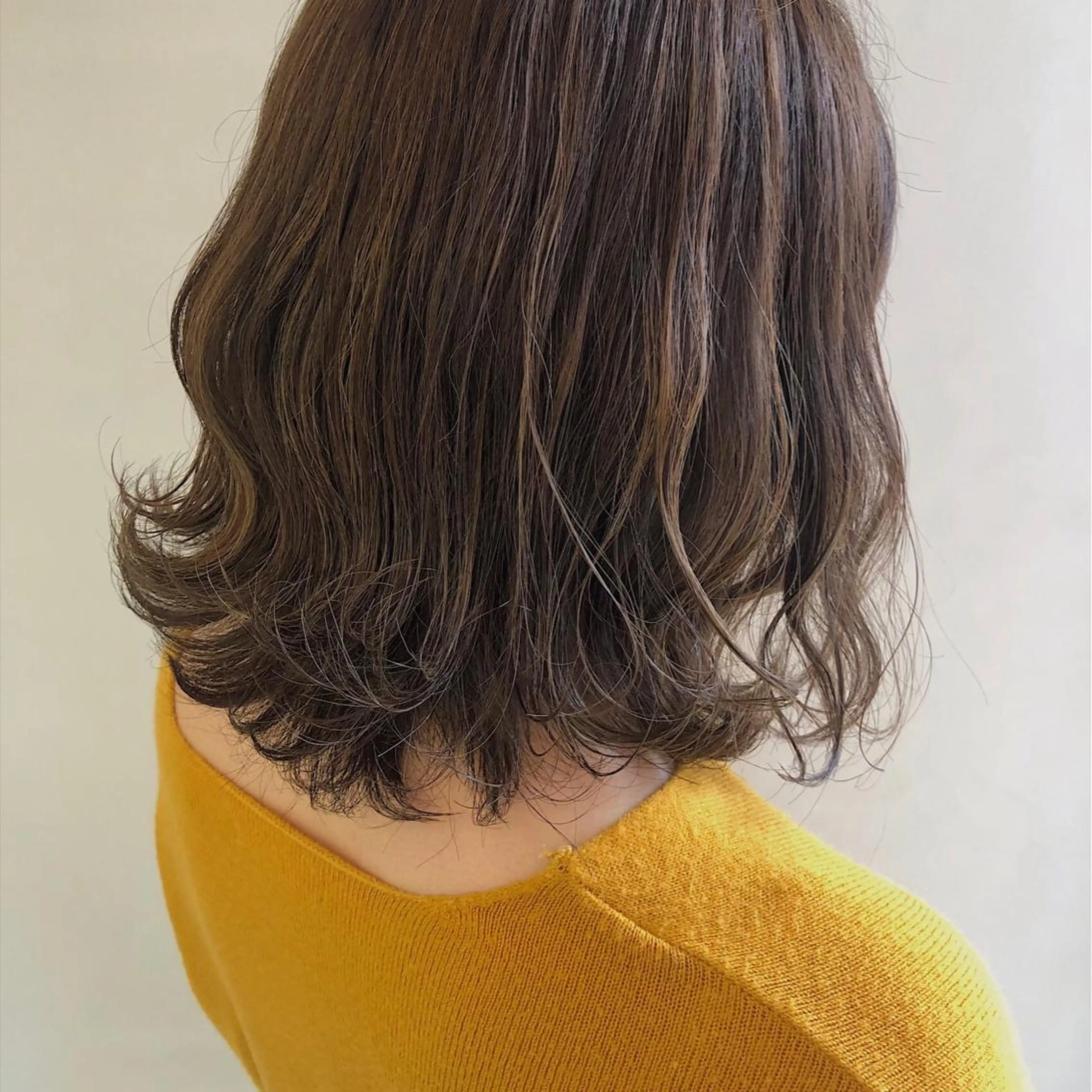 ミディアム カラー アッシュ ベージュカラー ハイライトカラー ハイライト カット ヘアカラー 齋藤 咲のヘアスタイル