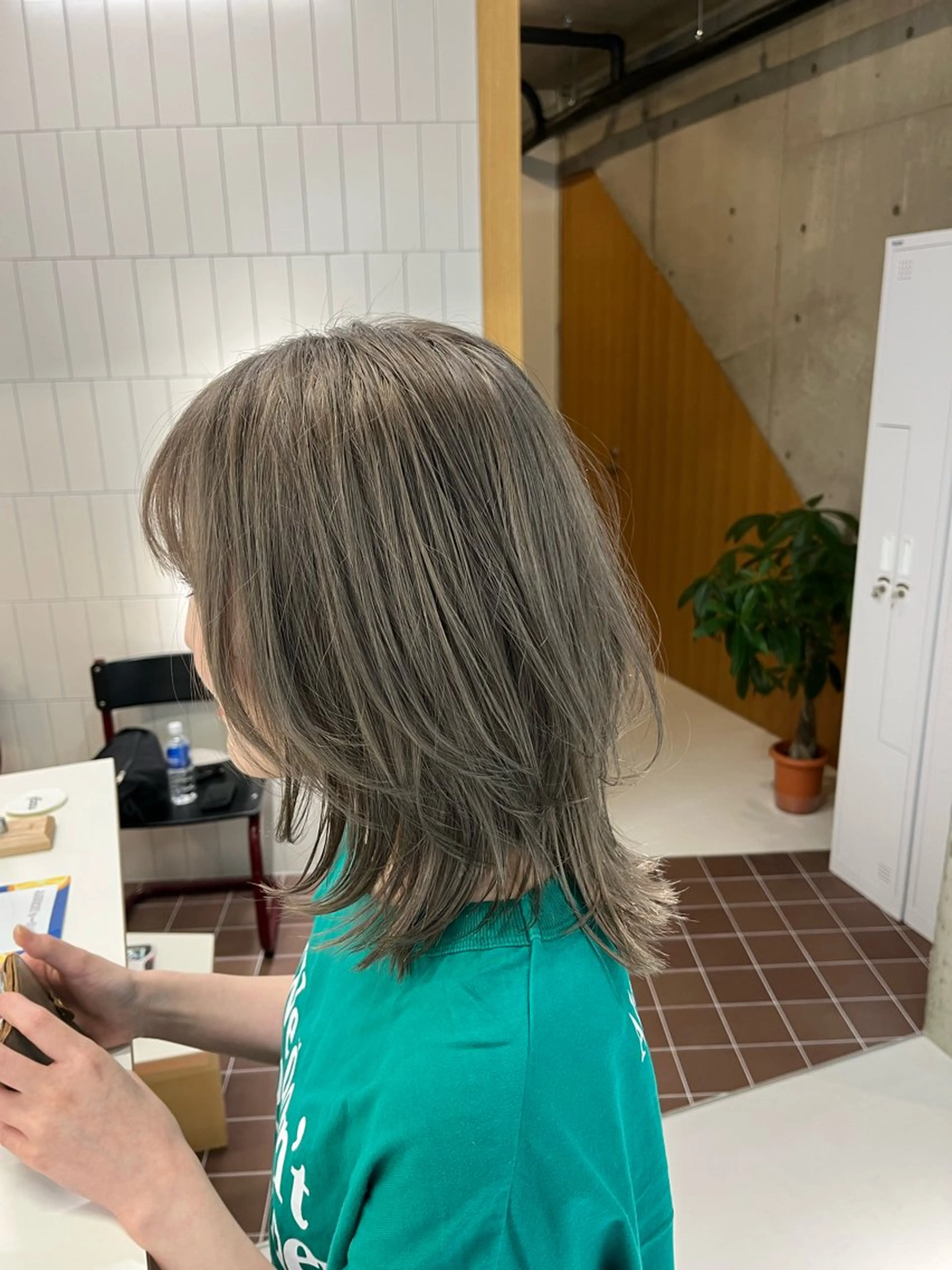 ミディアム カラー ブリーチ 透明感カラー デザインカラー グレージュ ハイトーンカラー nagi所属・横田直也／韓国風 レイヤーカット／千種のヘアスタイル