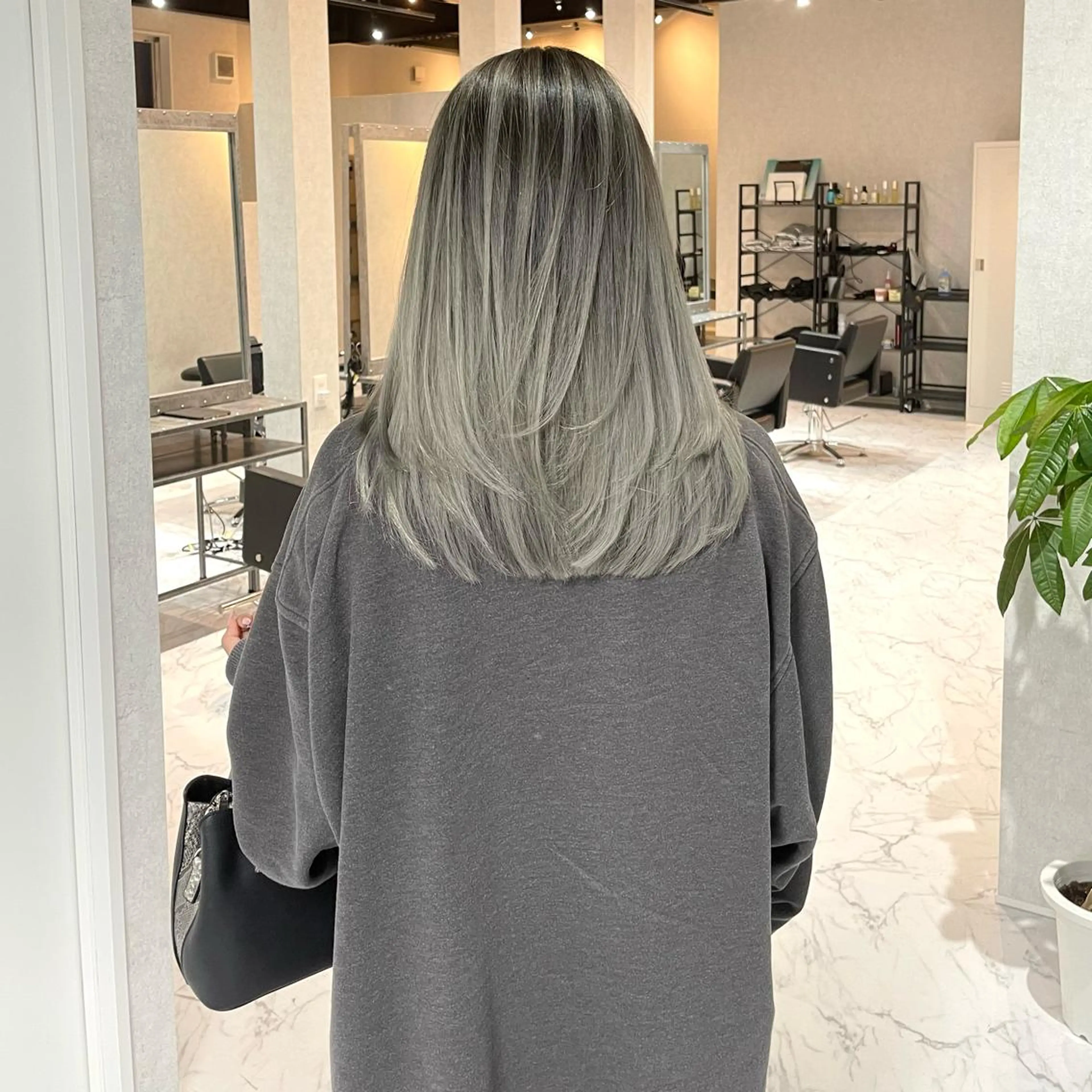 ミディアム カラー ヘアアレンジ バレイヤージュ デザインカラー ハイライトカラー 外国人風カラー ハイライト カット ヘアカラー トリートメント アンドウ ユウ/ レイヤーカット/韓国のヘアスタイル