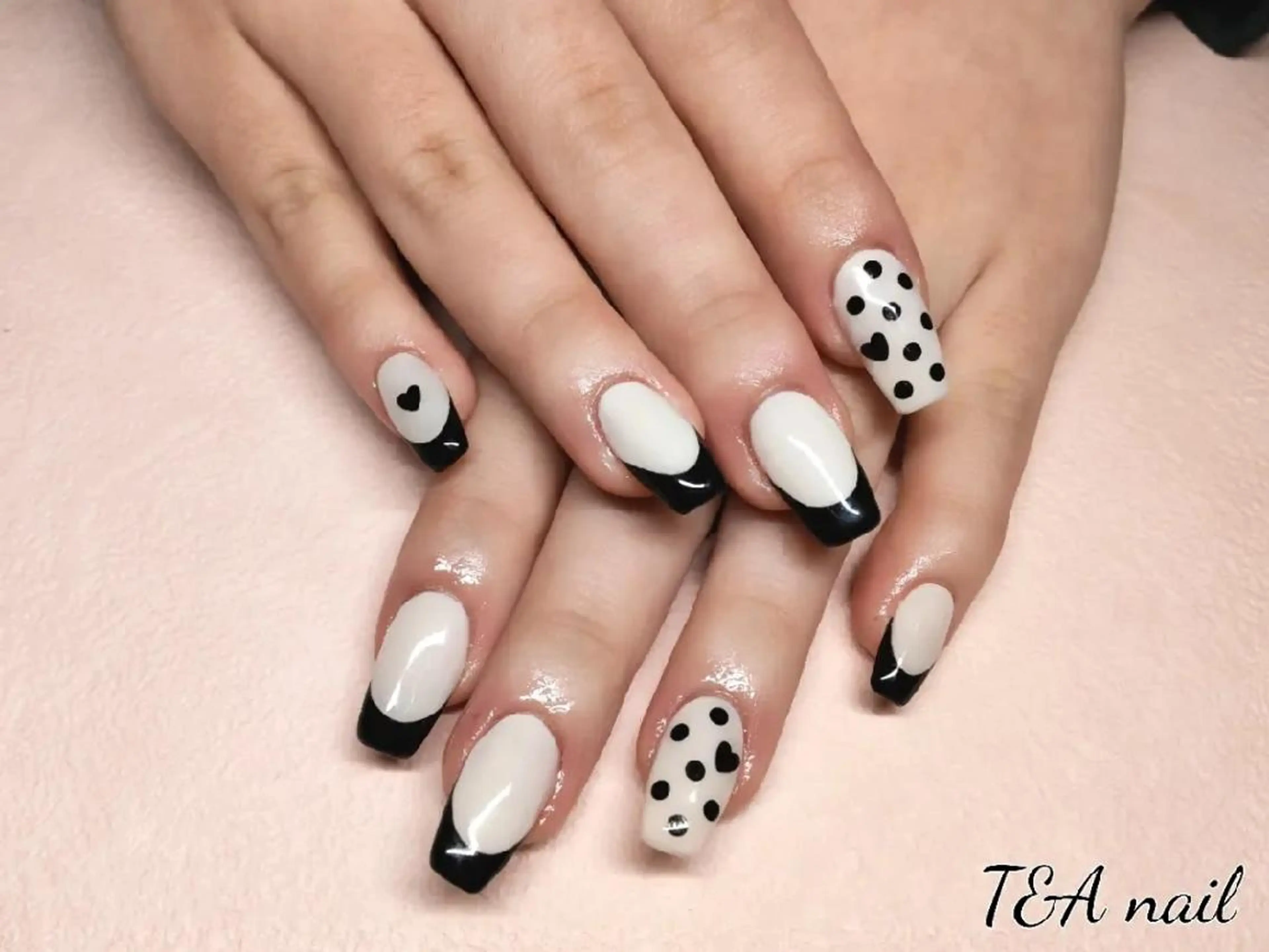 セミロング ネイル ドット 長さ出し フレンチネイル ジェルネイル ハート ハンドネイル T&A nailのネイルデザイン