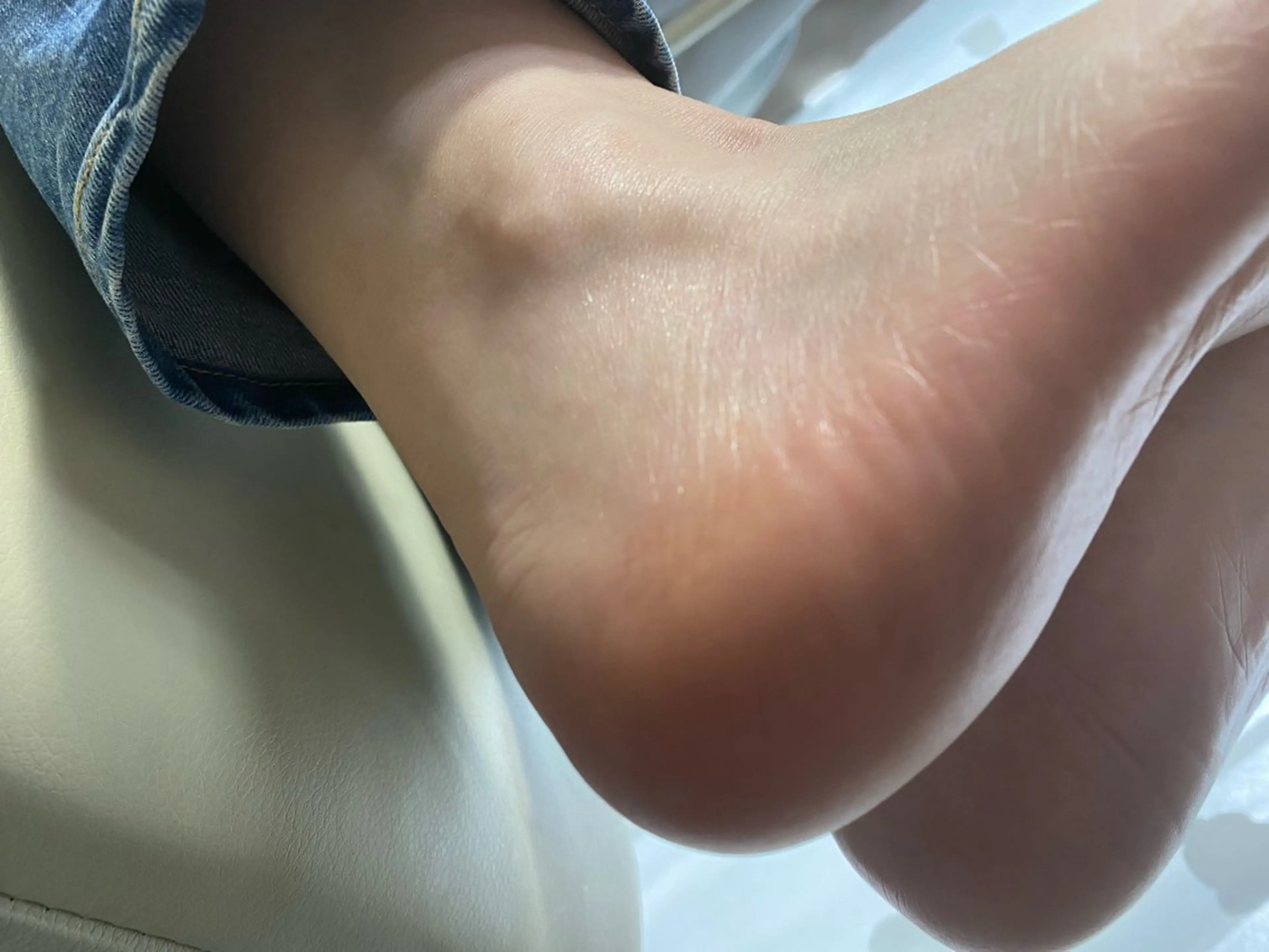 ネイル アートネイル ブラウン フットネイル ニュアンスネイル ワンカラーネイル フットネイル BavardageNail所属・Bavardage Nailのネイルデザイン