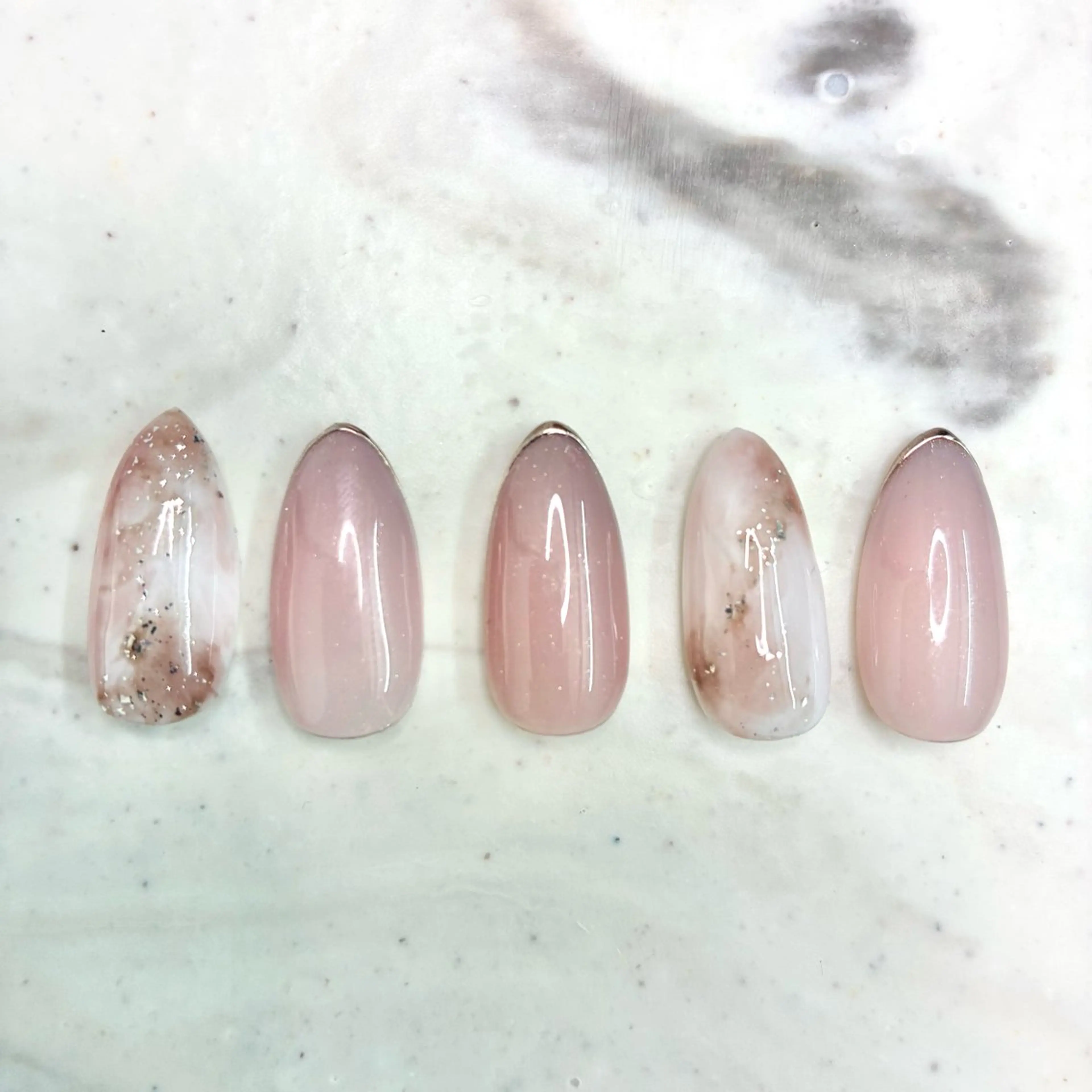 ネイル ミラーネイル ニュアンスネイル ハンドネイル @.Freestyle所属・Tess +のネイルデザイン