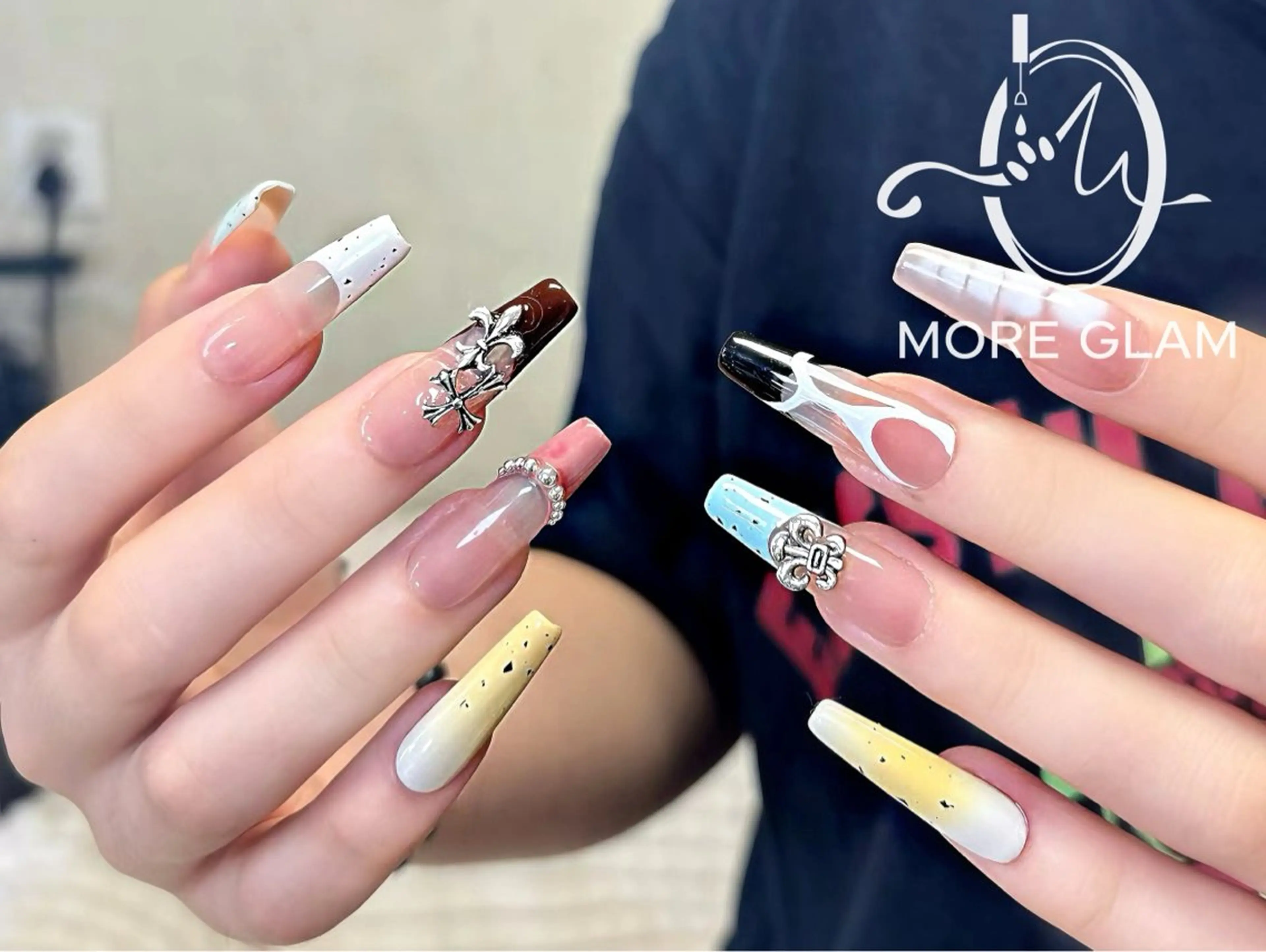 ネイル 長さ出し フットネイル フレンチネイル ジェルネイル ガラスフレンチ ハンドネイル ハンドケア More Glam渋谷店のネイルデザイン