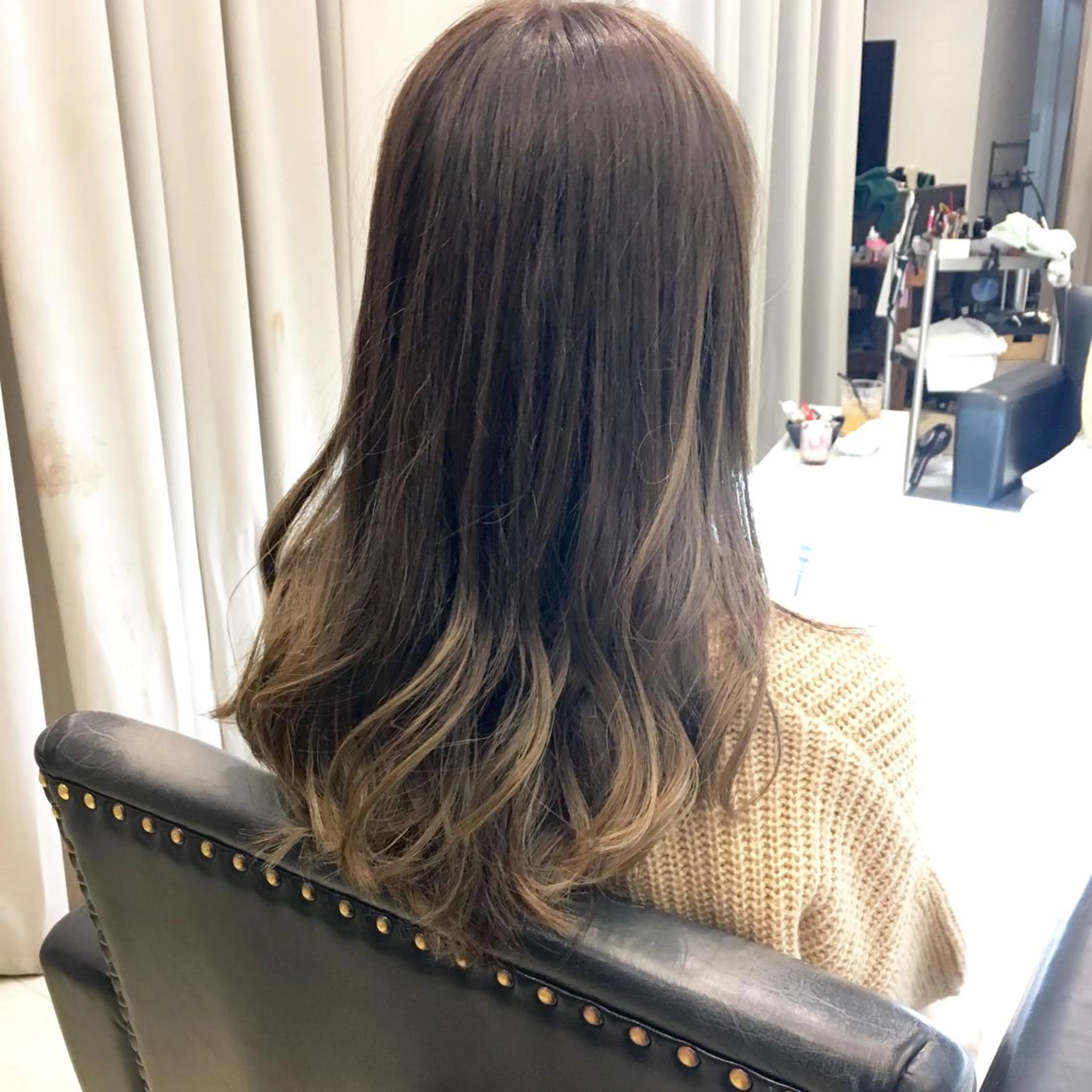 セミロング ロング カラー グラデーションカラー グレージュ Lien所属・西川 ヒロキのヘアスタイル