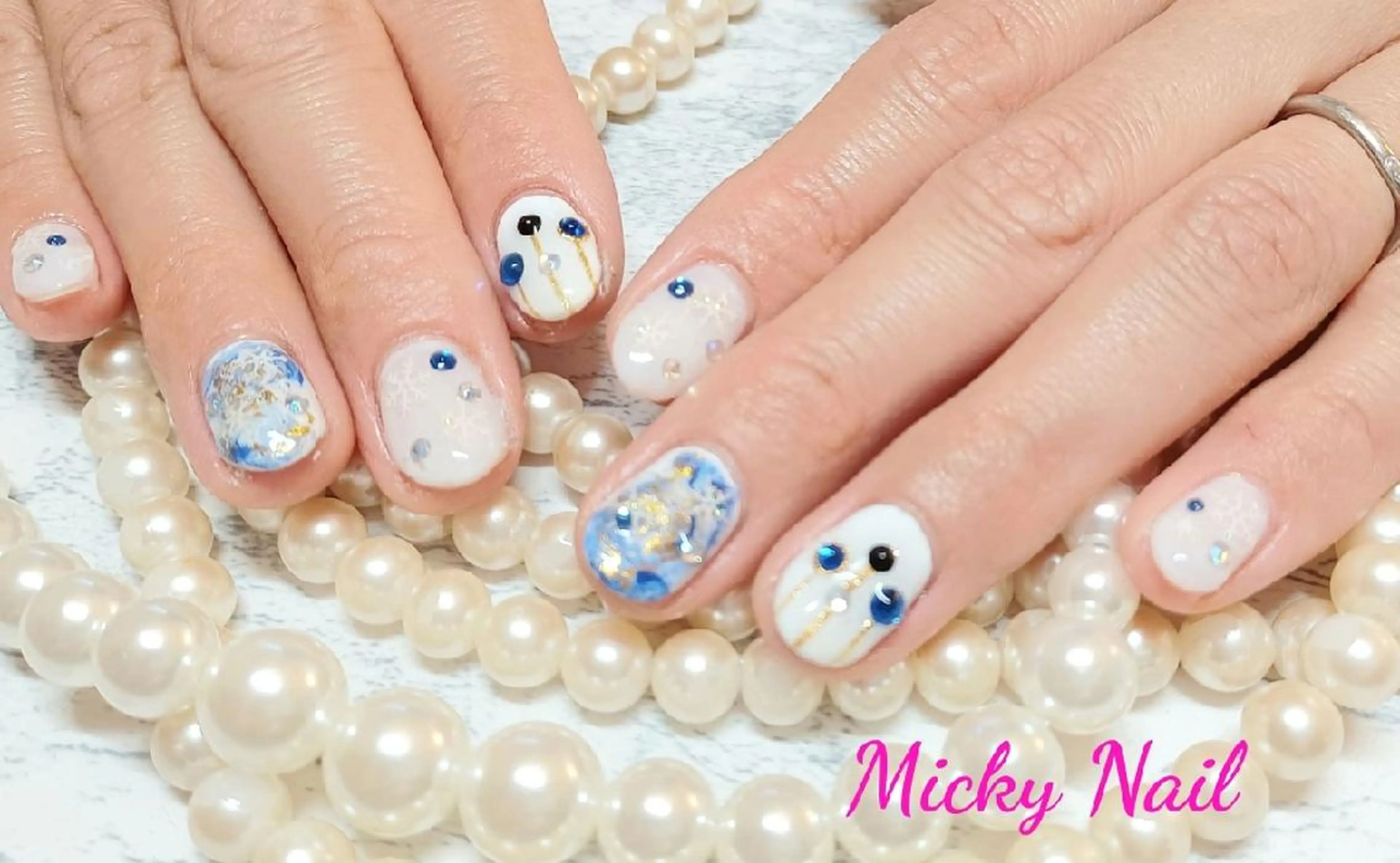 ミディアム ネイル クリスマス ブルー ホワイト 冬ネイル クリスマス Micky nail chikushinoのネイルデザイン