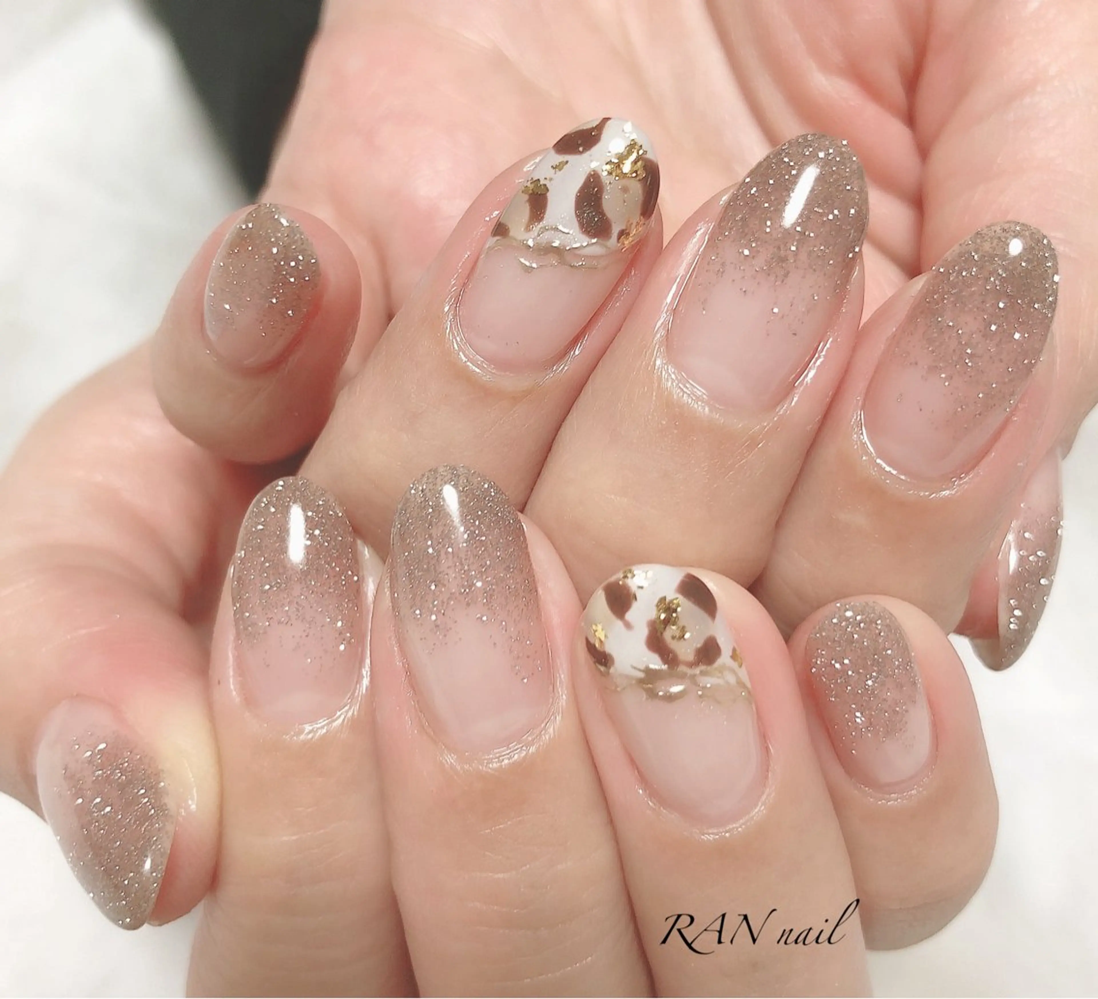 ネイル アニマル柄 フラッシュネイル ゴールド キラキラネイル ラメ(グリッター) RAN nail 〜ランネイル〜所属・RAN nailのネイルデザイン