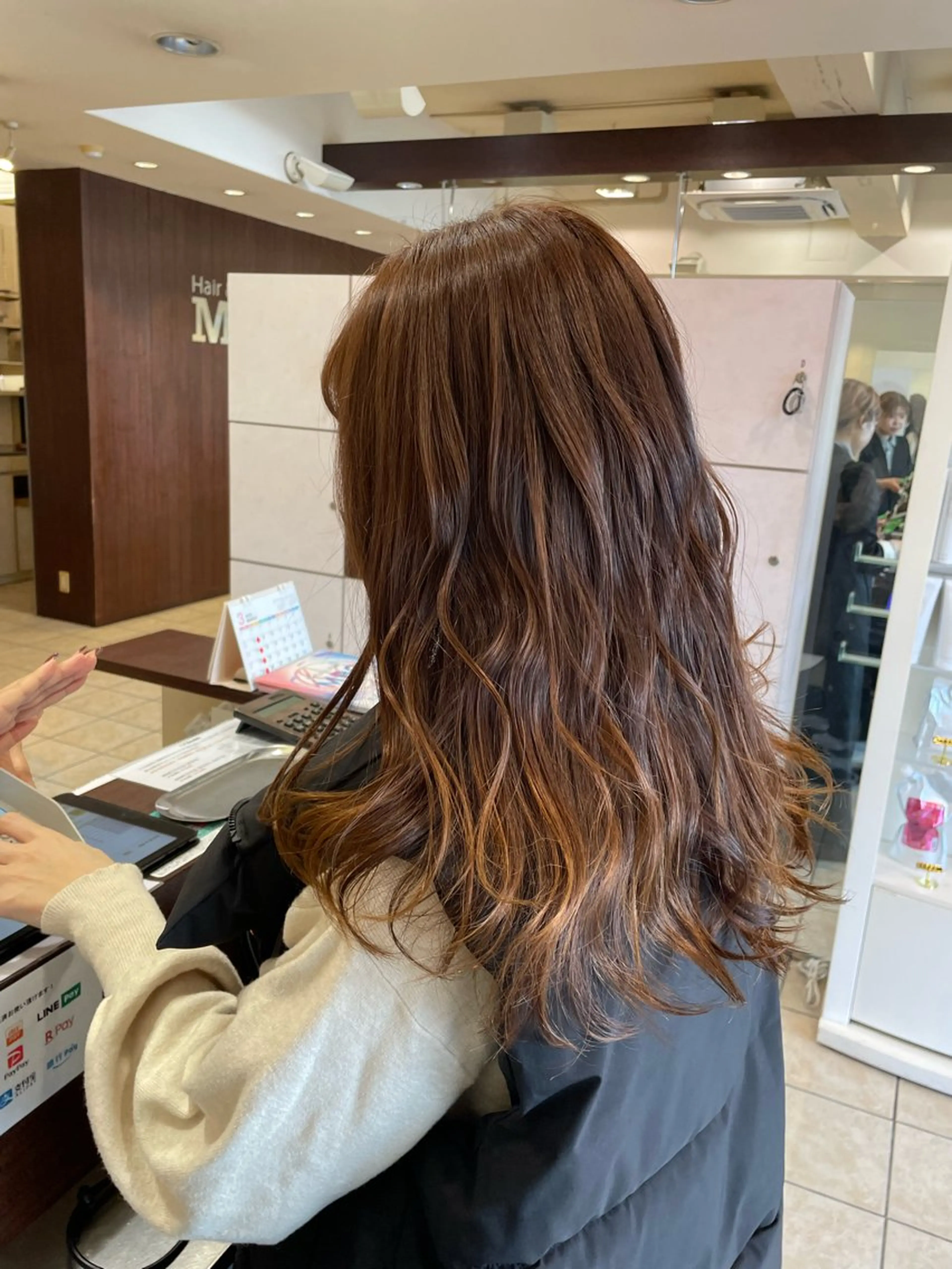 ロング ヘアカラー 桑田 新菜のヘアスタイル