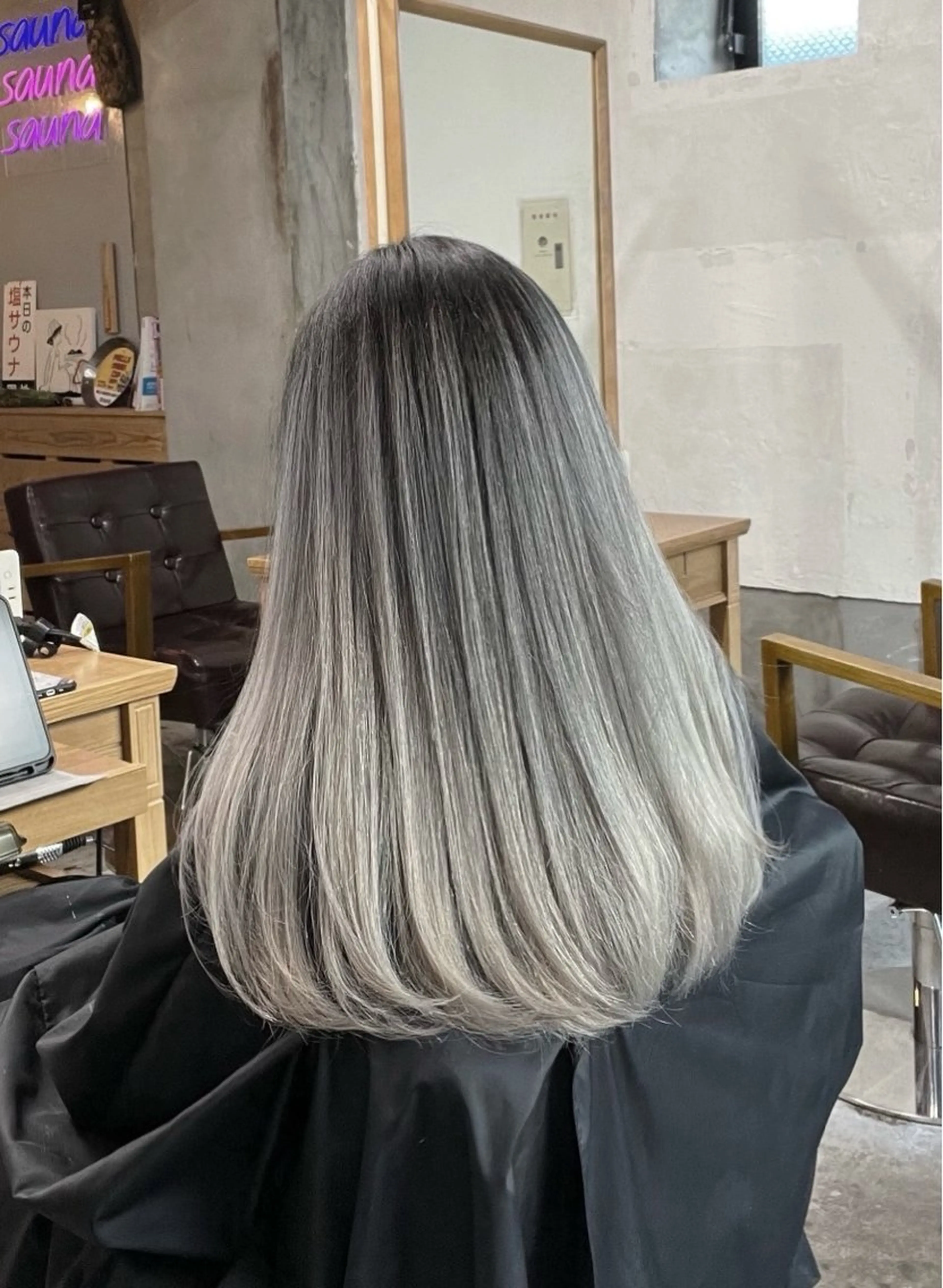 ロング カラー バレイヤージュ シルバー ホワイトシルバー レイヤーカット ヘアカラー トリートメント ROBIN所属・指名数No.1 /NAOYAのヘアスタイル