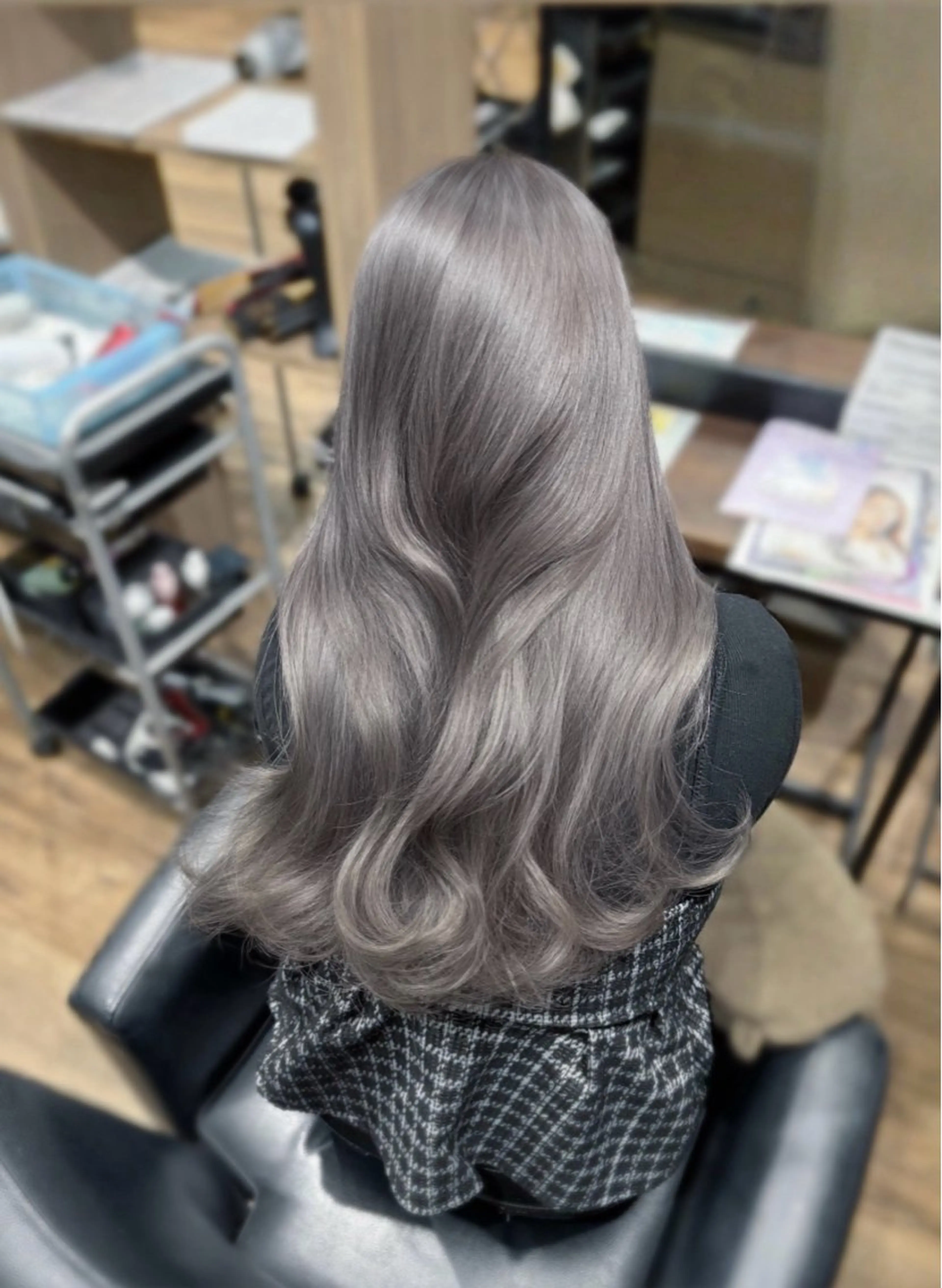 ロング カラー グレージュ シルバー シルバーグレージュ ヘアカラー 岸田 麻友香のヘアスタイル