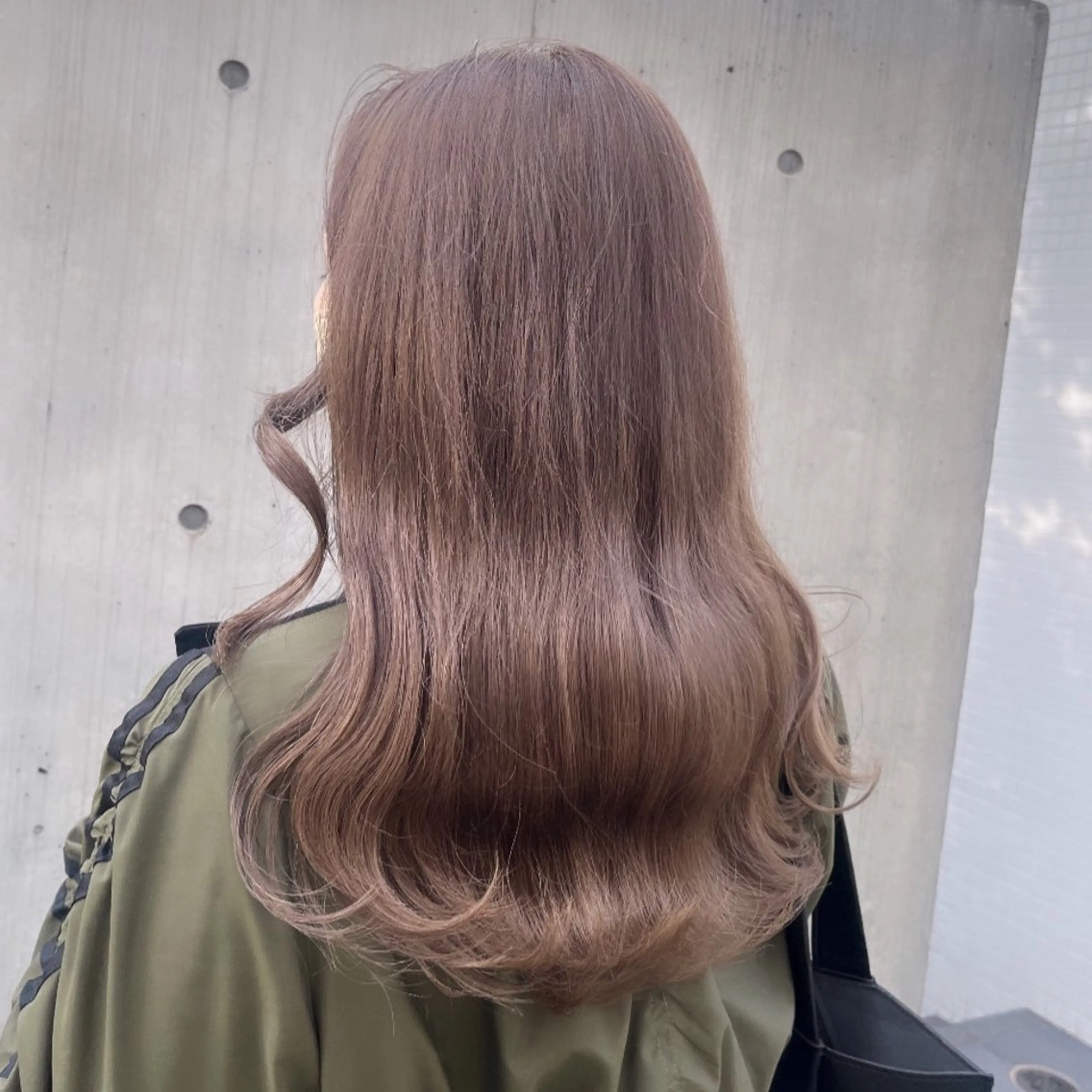ミディアム カラー ベージュカラー ブリーチ ブラウンカラー 透明感カラー ダブルカラー カット ヘアカラー トリートメント ヘッドスパ ヘアセット カジュアルを女っぽく 𝗮𝘆𝗮𝗰𝗼のヘアスタイル