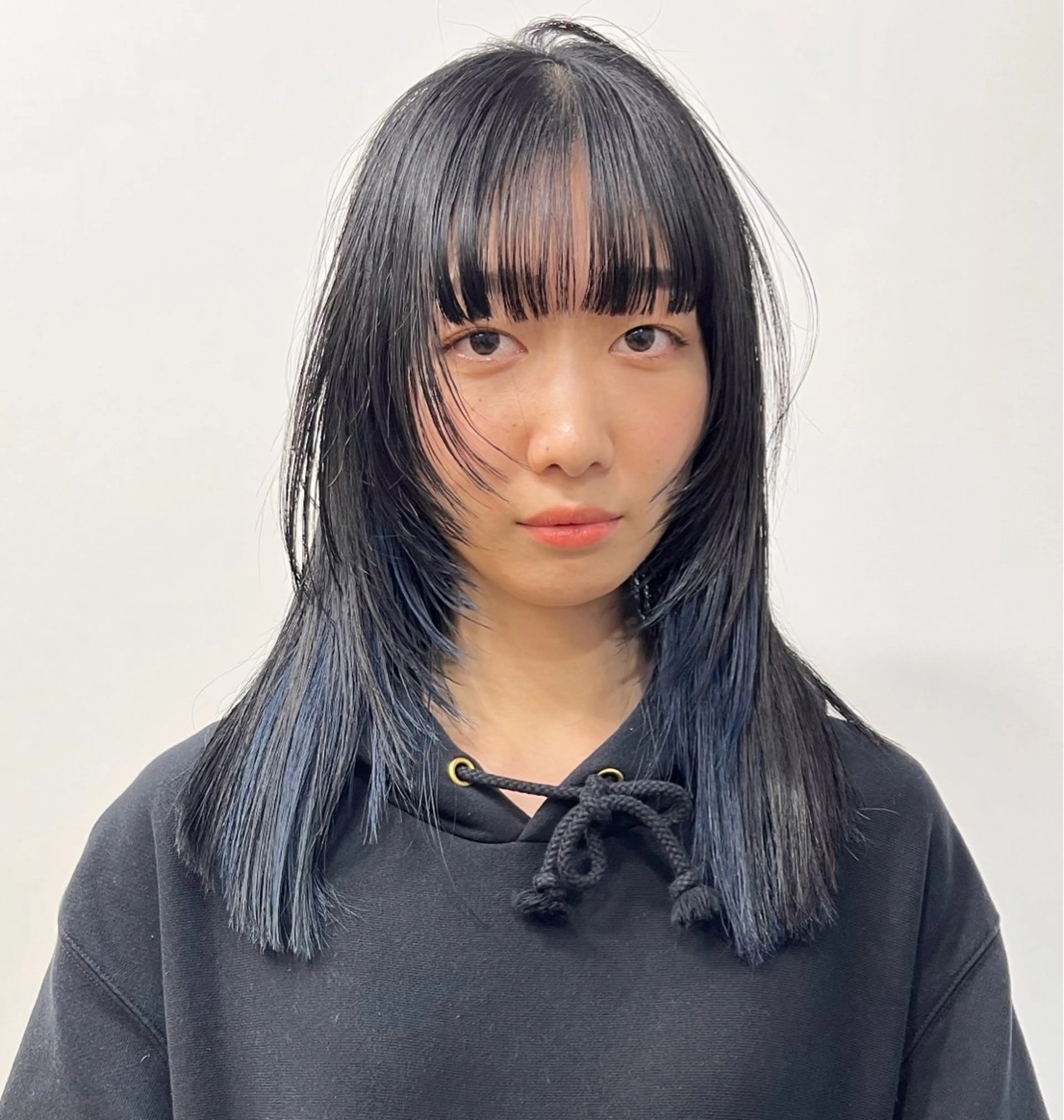 セミロング カラー ブルーカラー インナーカラー レイヤーカット ヘアカラー トリートメント No1韓国風レイヤー &カチモリ✨ /サキのヘアスタイル