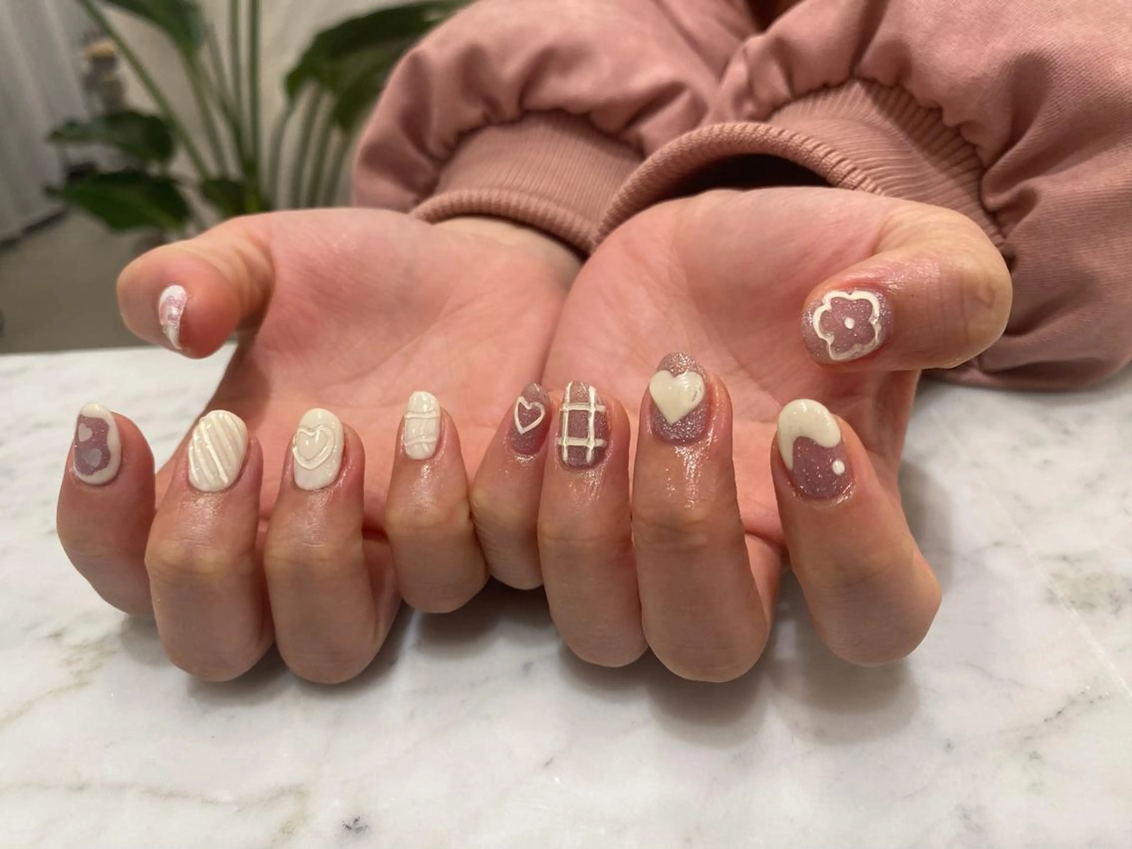 ネイル ガーリー ネイル&アイ　QUEEN&CRIMSON所属・眉WAX/ピーリング ホワイトニングの眉毛・アイブロウイメージ