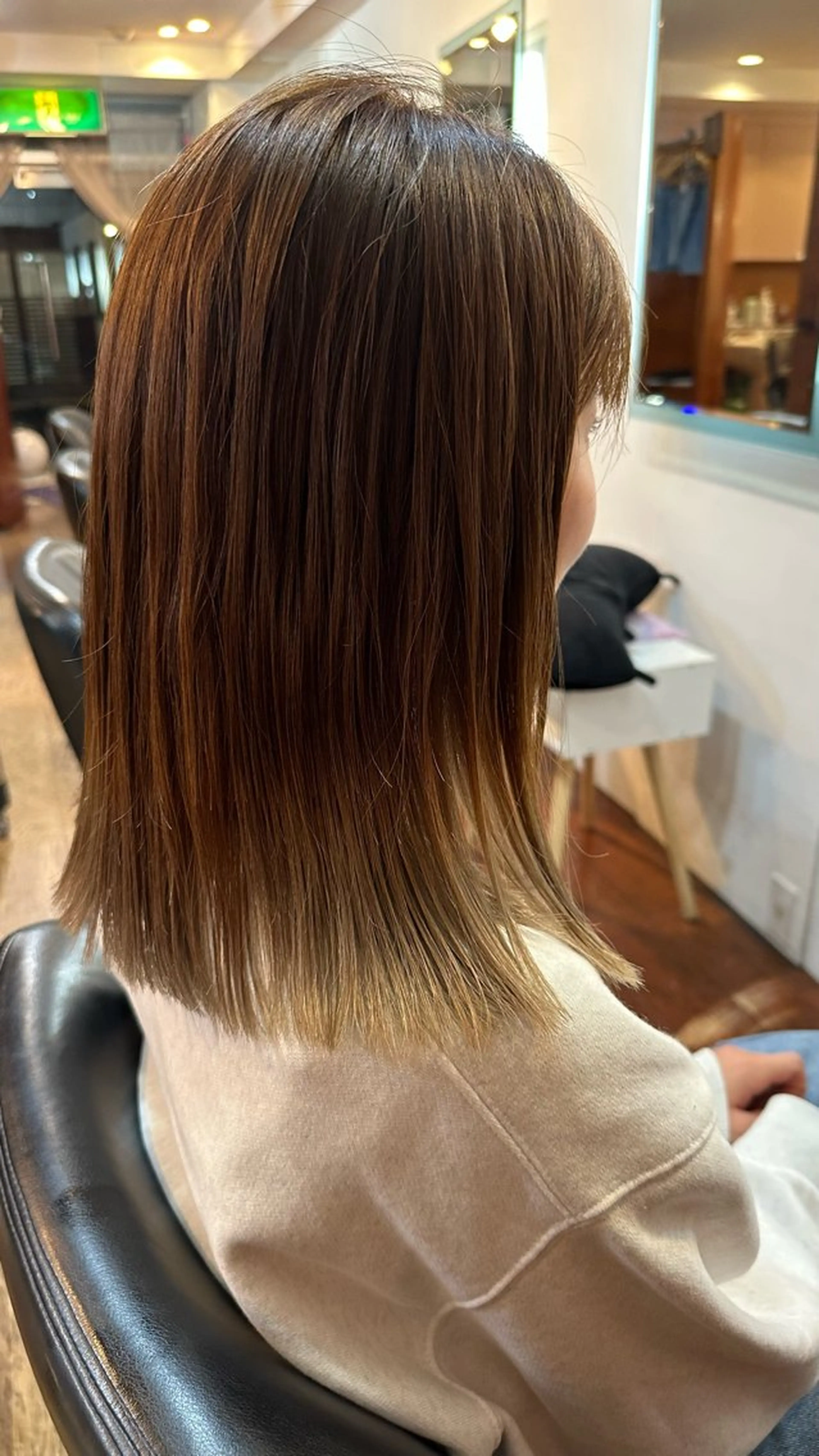 カラー ブリーチ グラデーションカラー 半田 陽菜のヘアスタイル