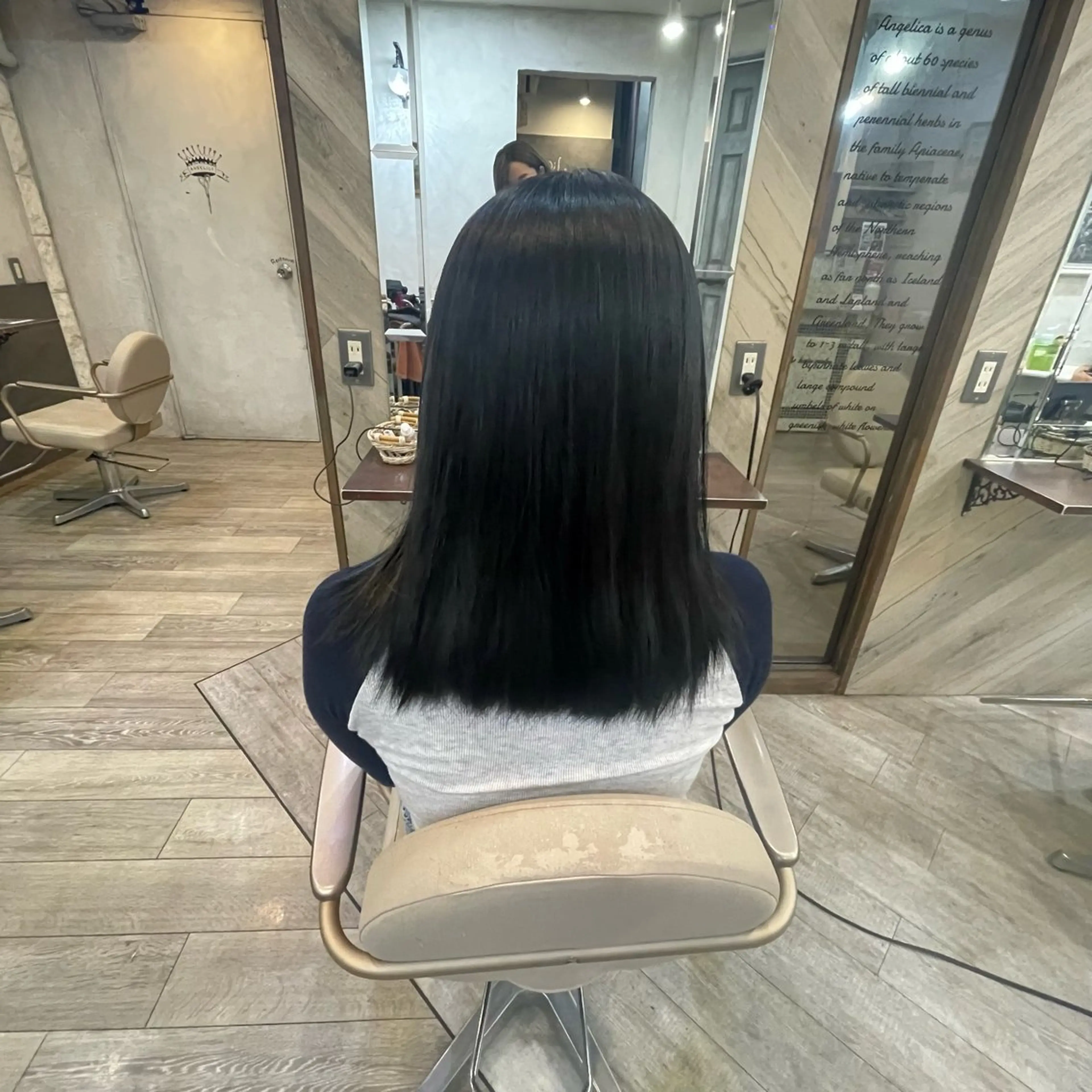 セミロング 岩水 穂華のヘアスタイル