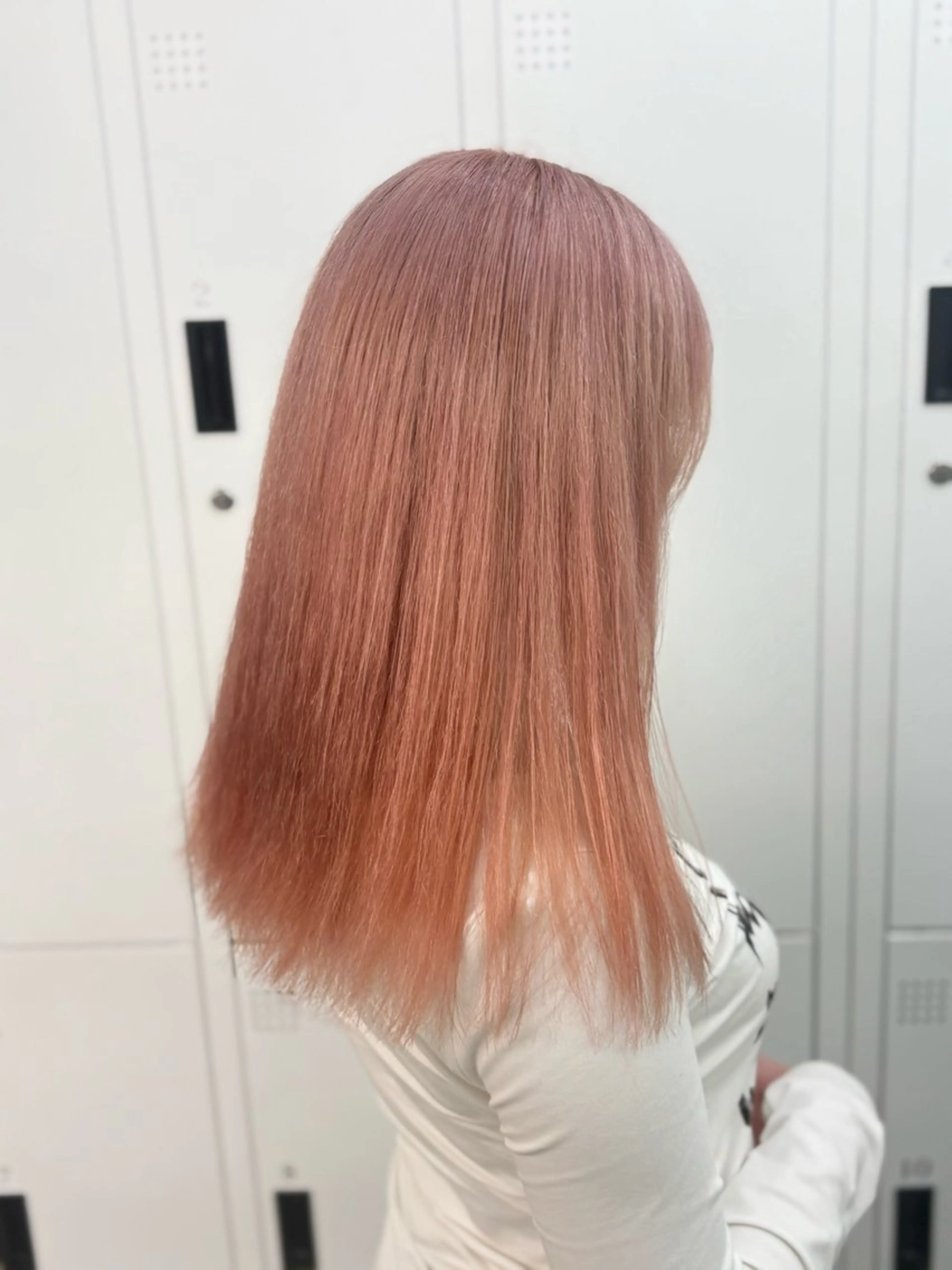 セミロング ヘアカラー 綾乃／デザインカラー ／ハイトーン／ボブのヘアスタイル