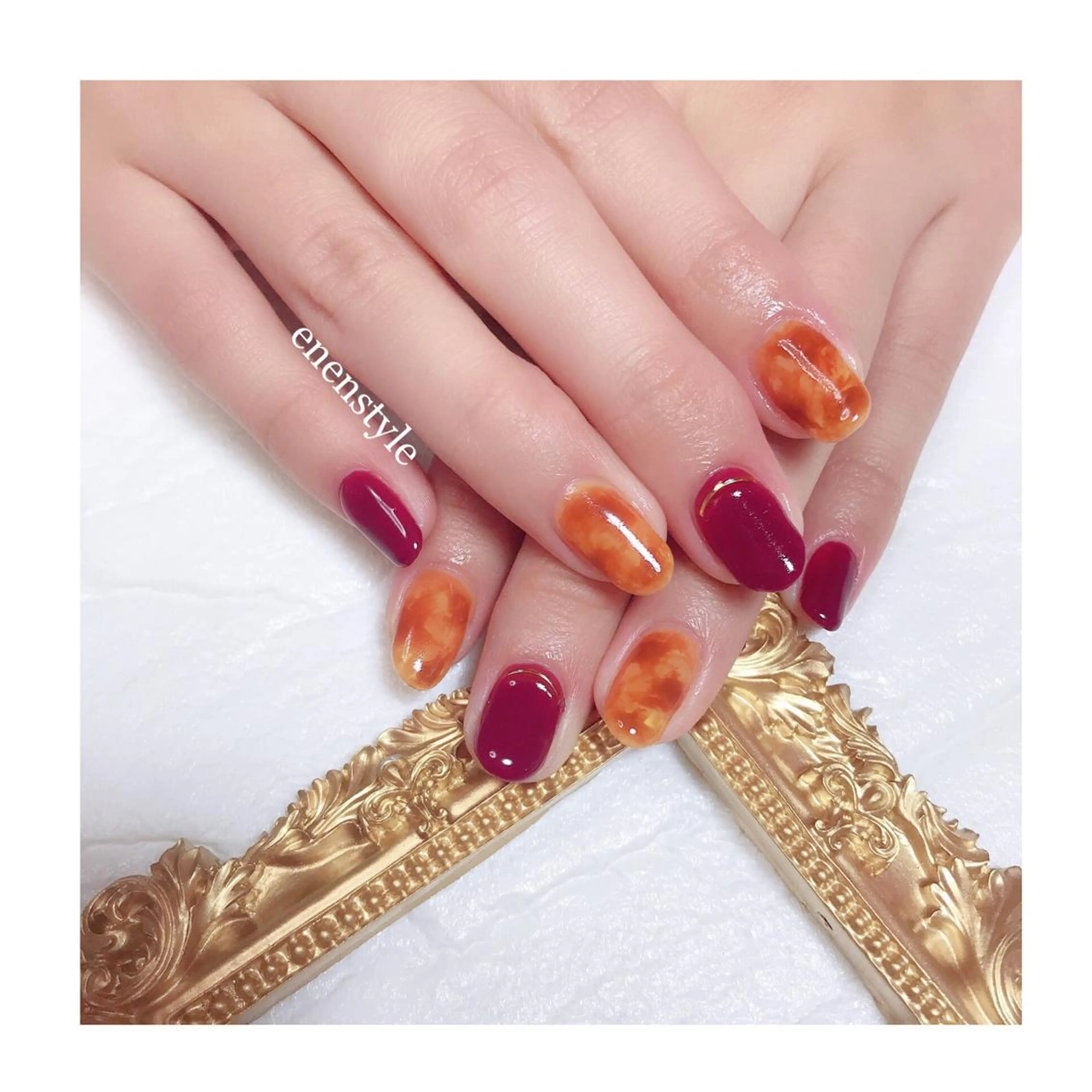 ショート ネイル べっ甲ネイル ジェルネイル オフィスネイル 赤色 シンプルネイル ハンドネイル 👑enen style👑のネイルデザイン