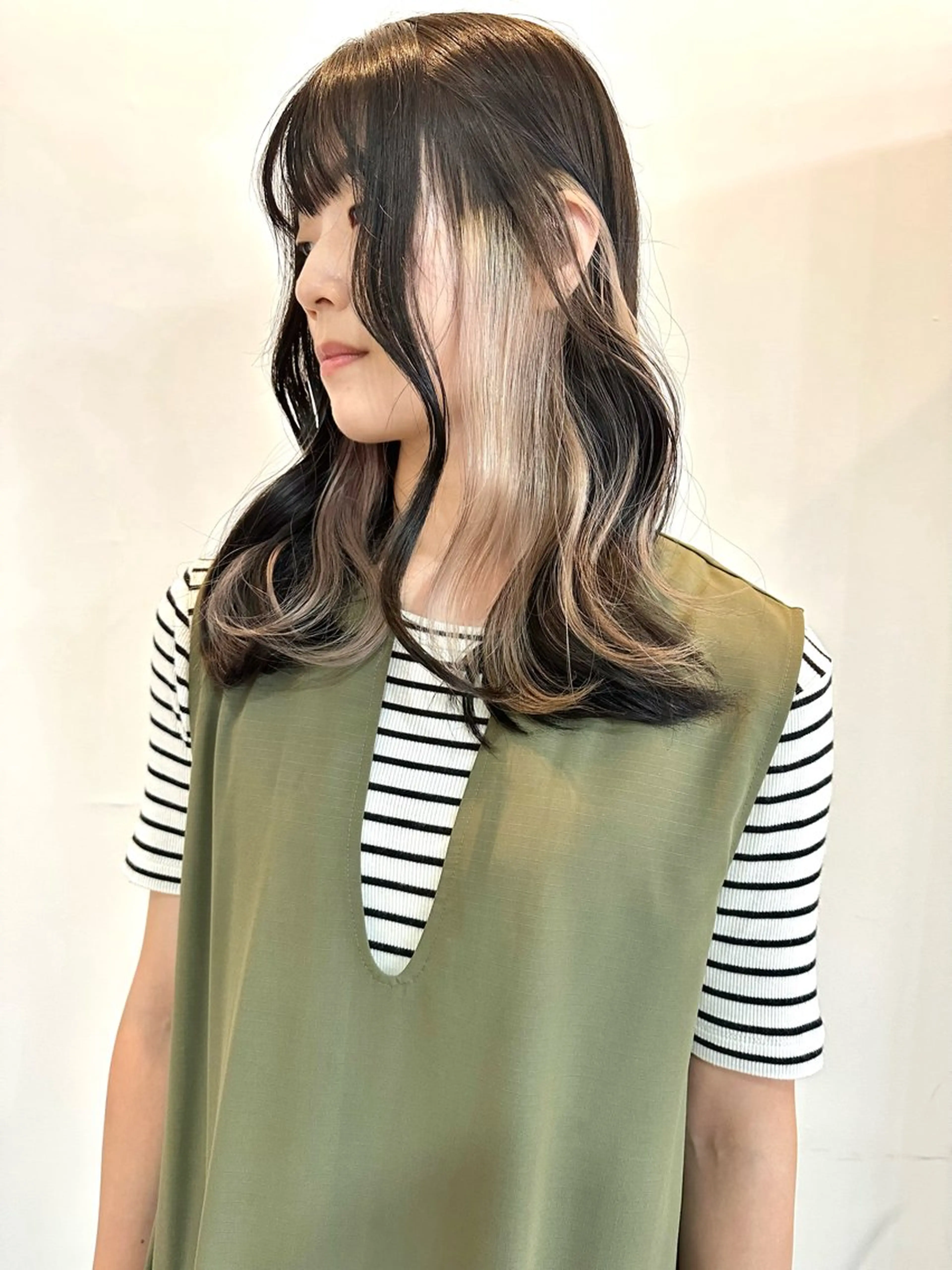 ロング カラー ヘアアレンジ ベージュカラー インナーカラー ホワイトベージュ 韓国風ヘア レイヤーカット 切りっぱなしボブ/ デザインカラー店長のヘアスタイル