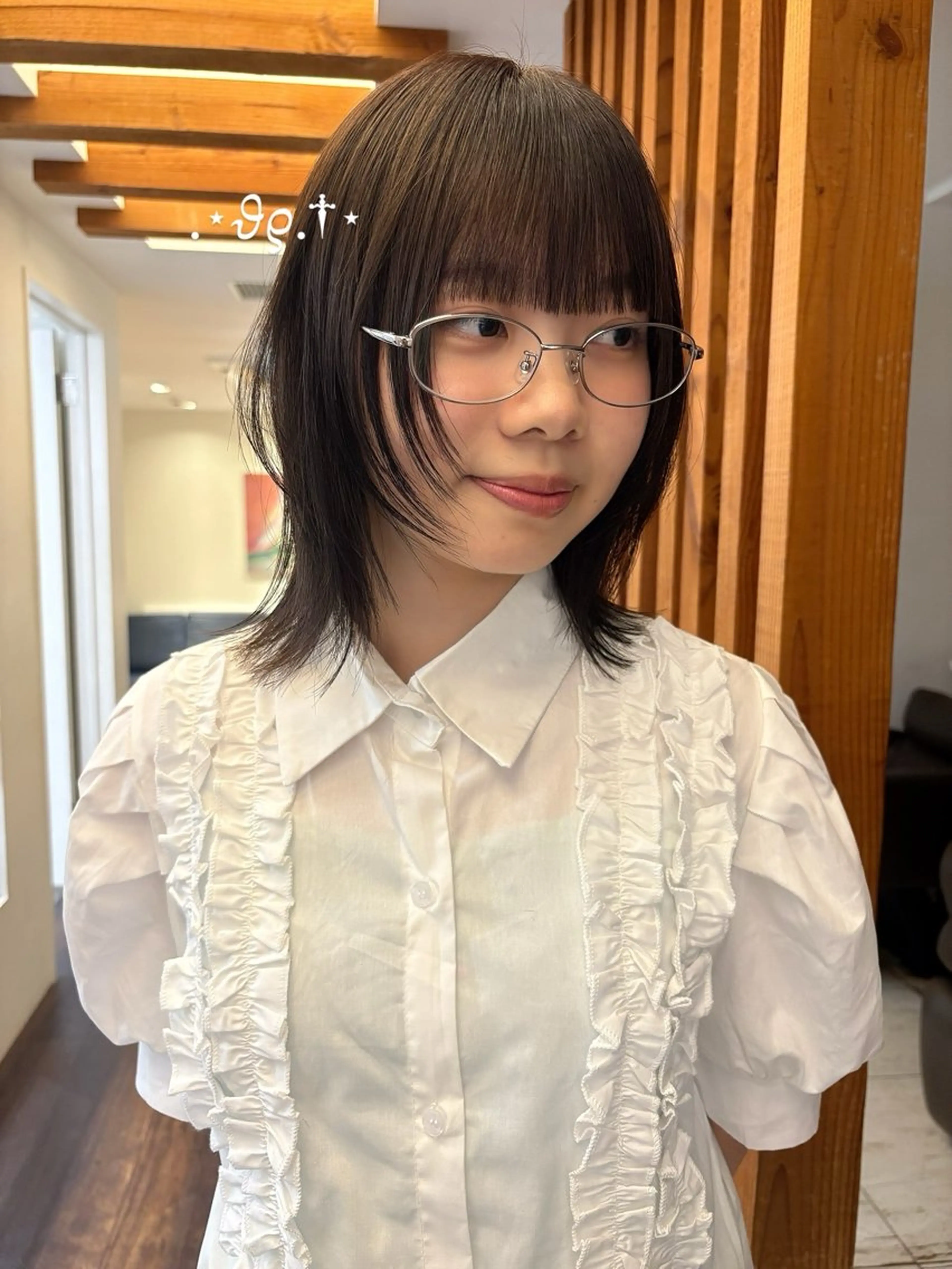 ミディアム ボブ ハッシュカット レイヤーカット ウルフカット リカ/ハイトーン ・オリーブ🍀のヘアスタイル