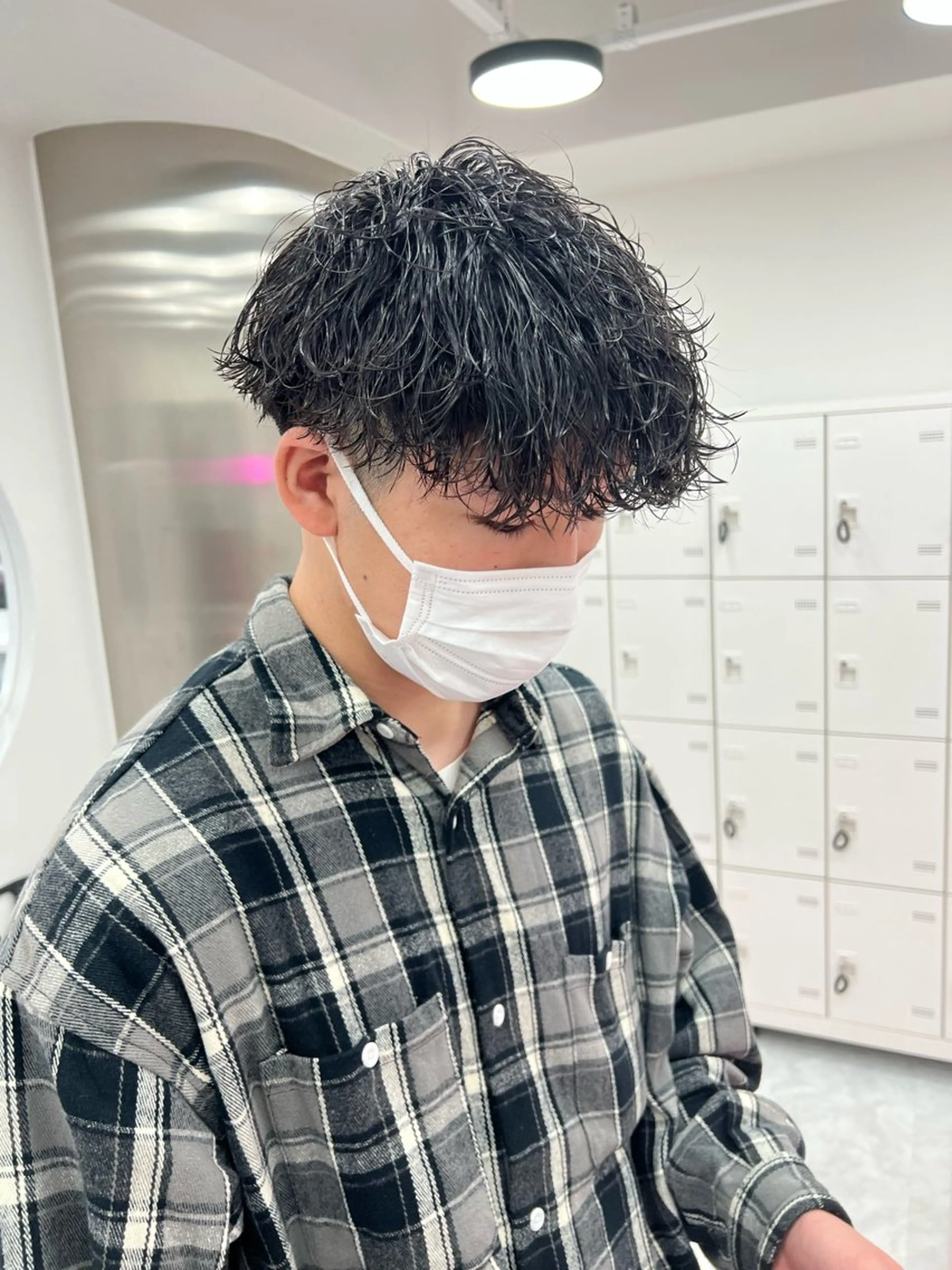 ミディアム パーマ メンズ ミディアムパーマ センターパート メンズ韓国風 韓国マッシュ マッシュウルフ カット ヘアカラー トリートメント ヘッドスパ ヘアセット トレンド/レイヤー うる艶🪞CANDYのヘアスタイル