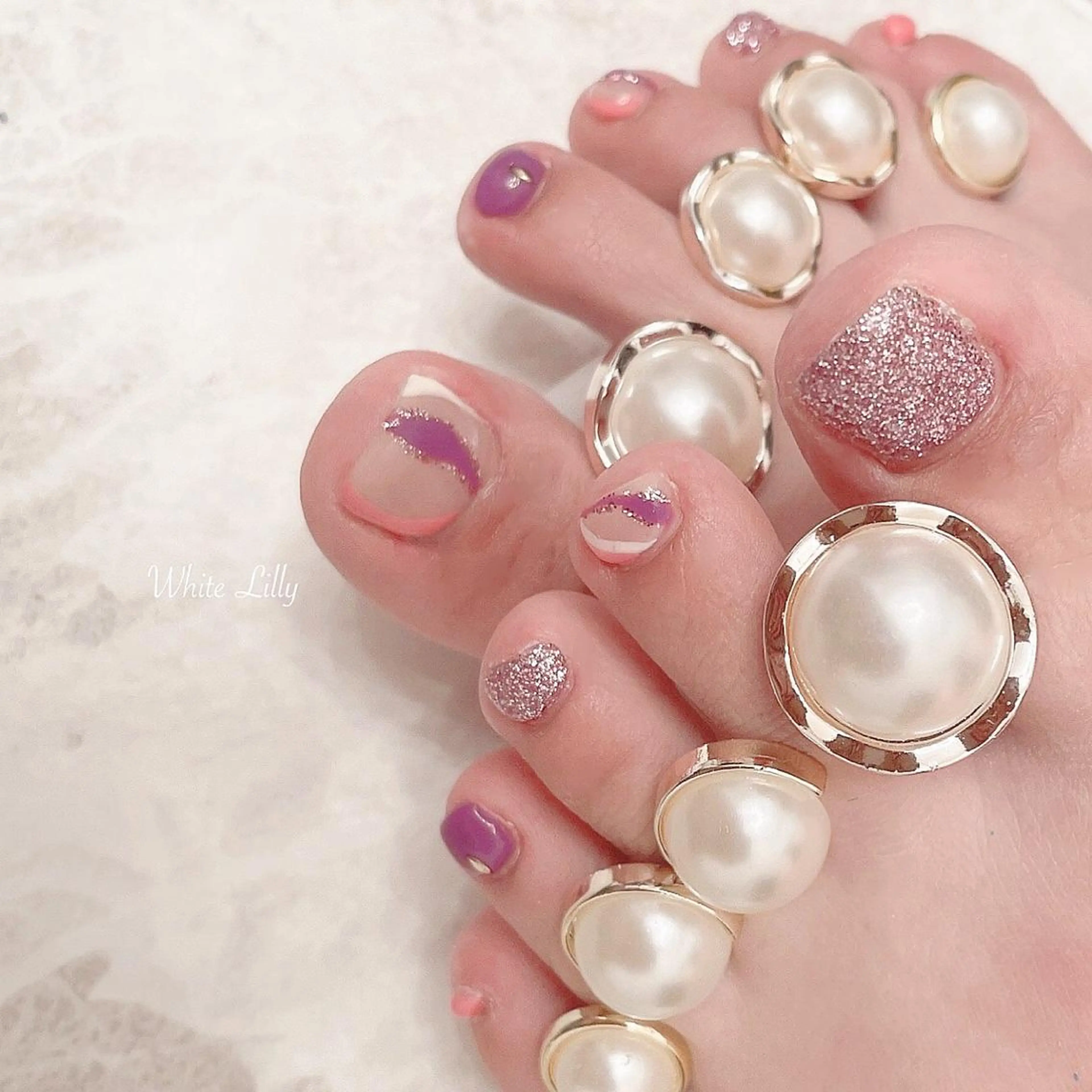 ネイル フットネイル ラメ(グリッター) パープル フットネイル White lily所属・牧田 雅世のネイルデザイン